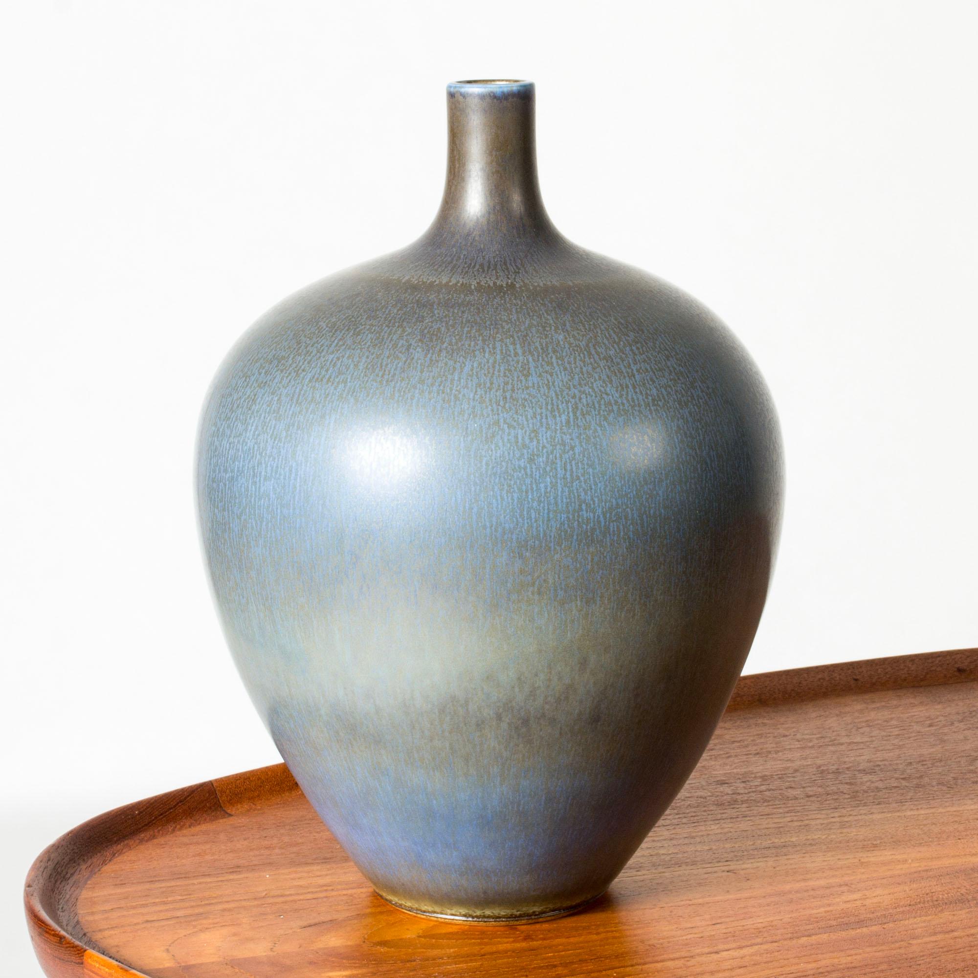 Un grande e sorprendente vaso in gres di Berndt Friberg, con una bella forma a mela affusolata e un collo a cilindro. Lo smalto della pelliccia di lepre blu si fonde con aree più diluite.

Berndt Friberg era un ceramista svedese, famoso per i suoi