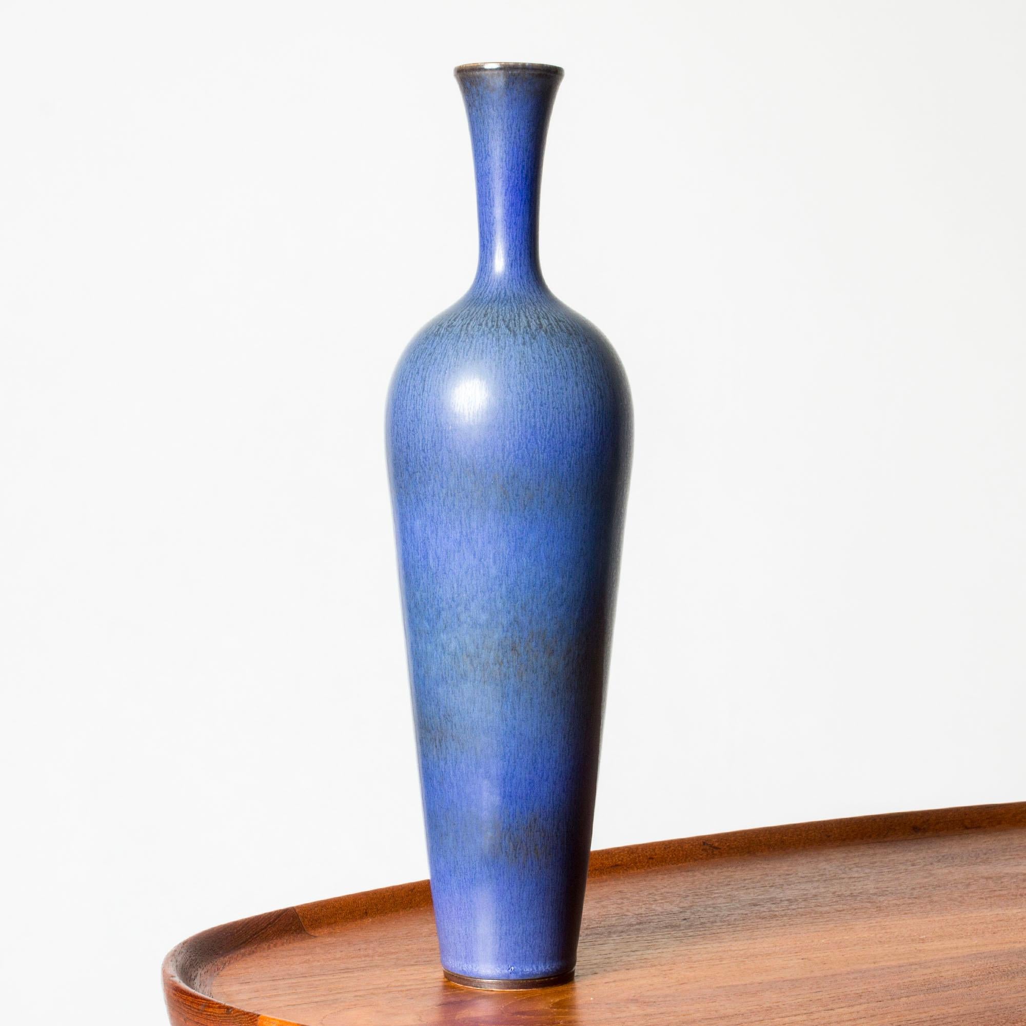 Vaso alto e maestoso in gres di Berndt Friberg, dalla forma elegante e con uno splendido smalto blu scuro a pelo di lepre.

Berndt Friberg era un ceramista svedese, famoso per i suoi vasi e recipienti in gres per Gustavsberg. I suoi disegni puri e
