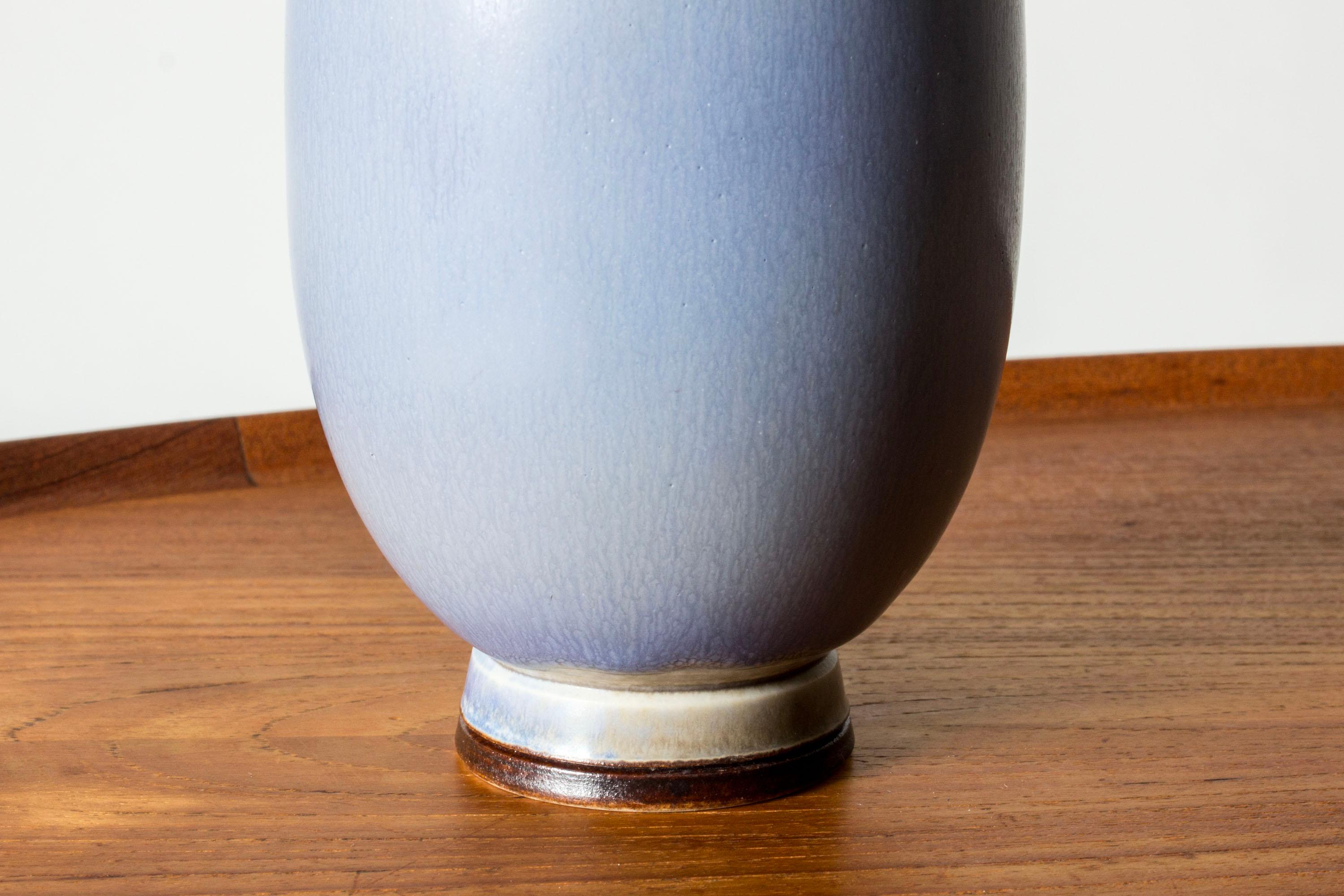 Steingutvase aus der Mitte des Jahrhunderts von Berndt Friberg, Gustavsberg, Schweden, 1950er Jahre im Zustand „Gut“ im Angebot in Stockholm, SE