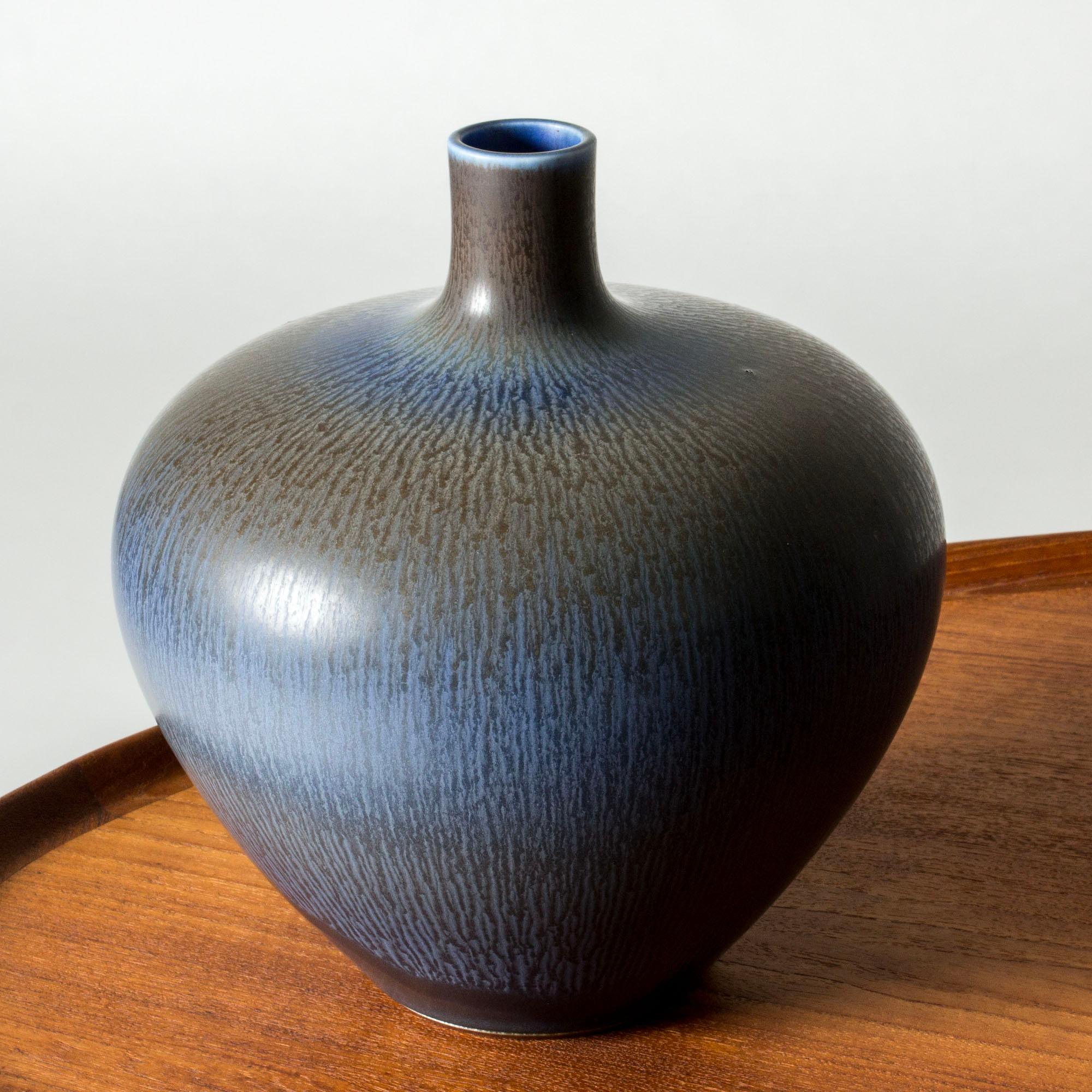 Vaso in gres della metà del secolo scorso di Berndt Friberg, Gustavsberg, Svezia, anni '1950 In condizioni buone in vendita a Stockholm, SE