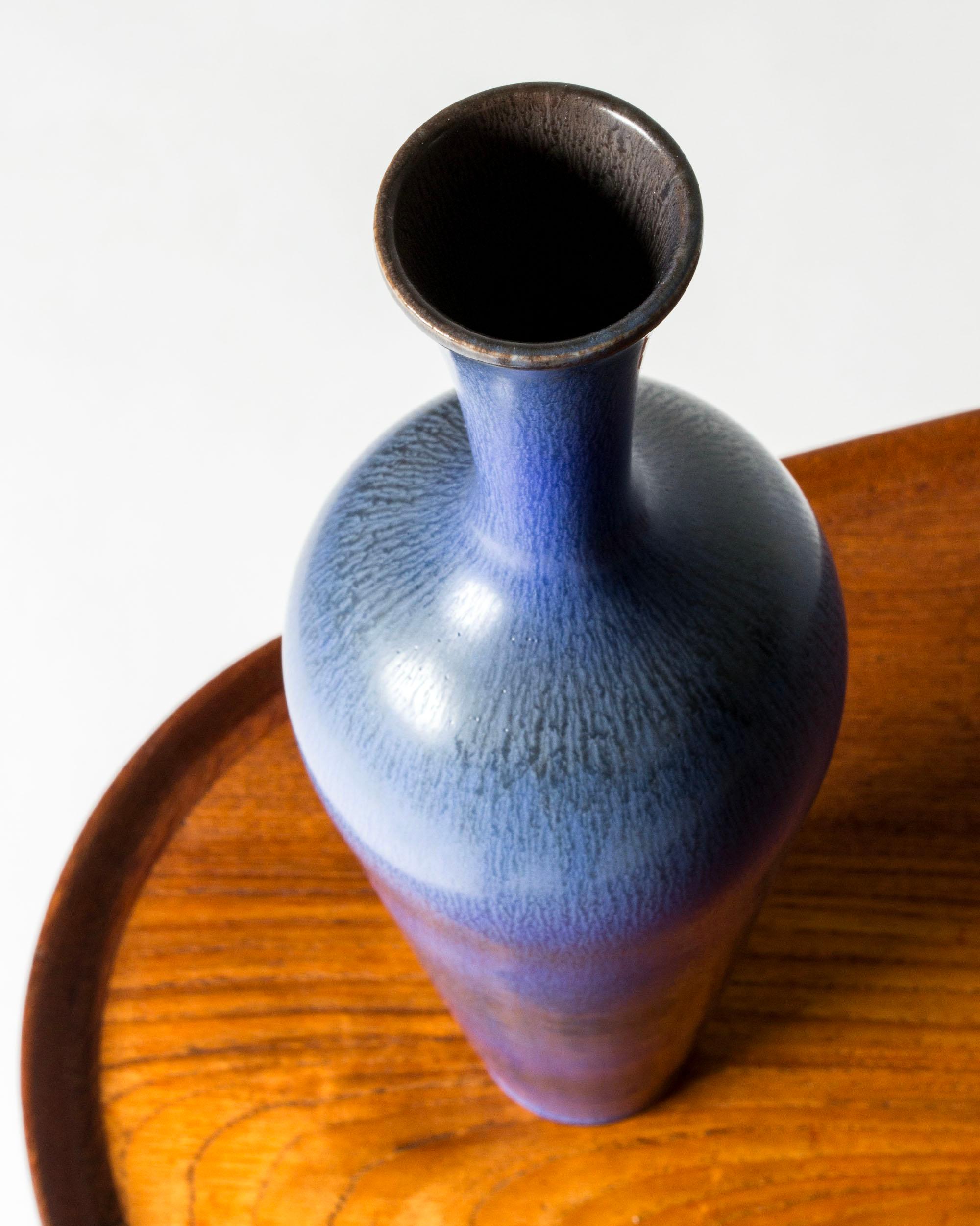 Vaso in gres della metà del secolo scorso di Berndt Friberg, Gustavsberg, Svezia, anni '1950 In condizioni buone in vendita a Stockholm, SE