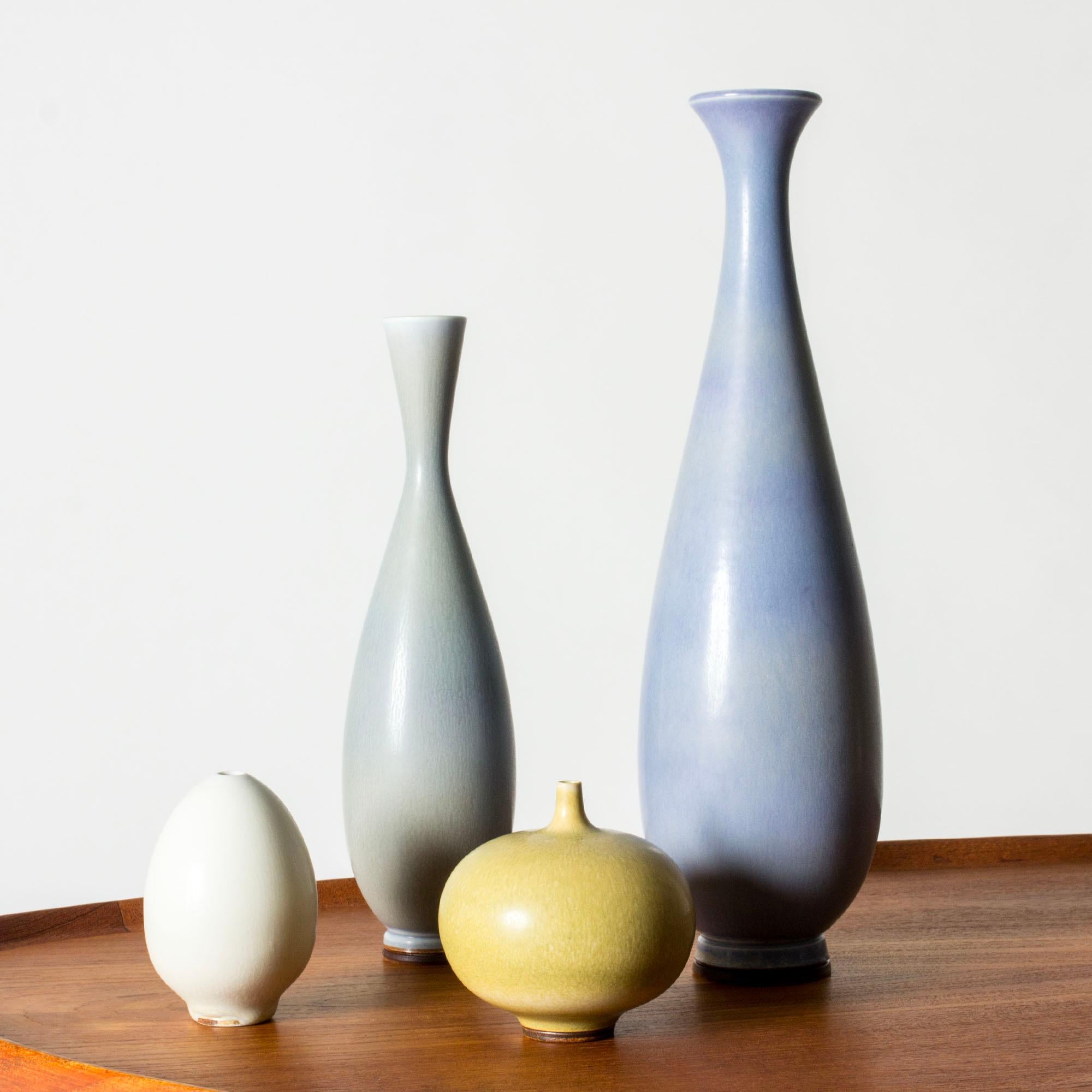 Steingutvase aus der Mitte des Jahrhunderts von Berndt Friberg, Gustavsberg, Schweden, 1950er Jahre im Angebot 1