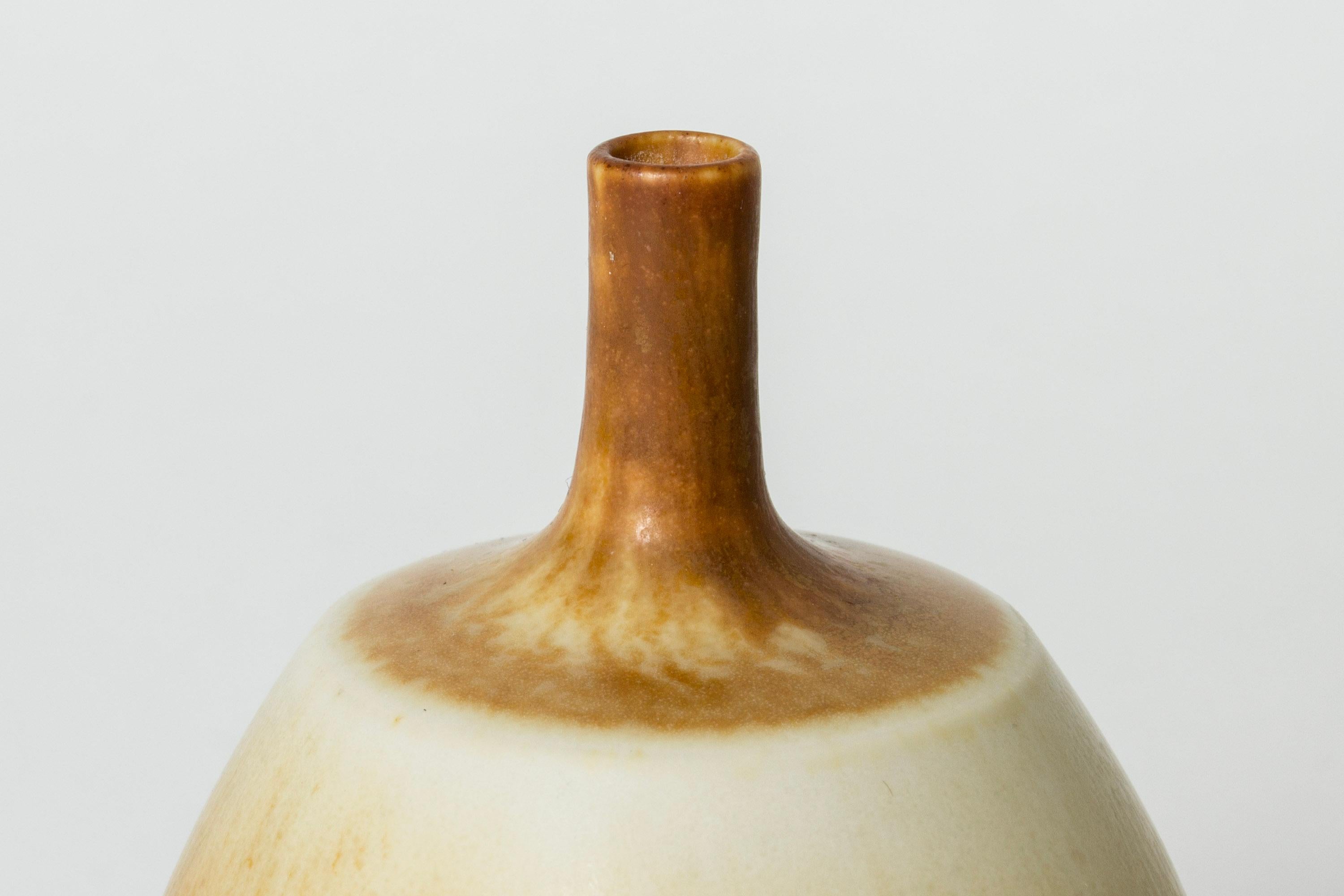 Vaso in gres della metà del secolo scorso di Berndt Friberg, Gustavsberg, Svezia, anni '1970 In condizioni buone in vendita a Stockholm, SE
