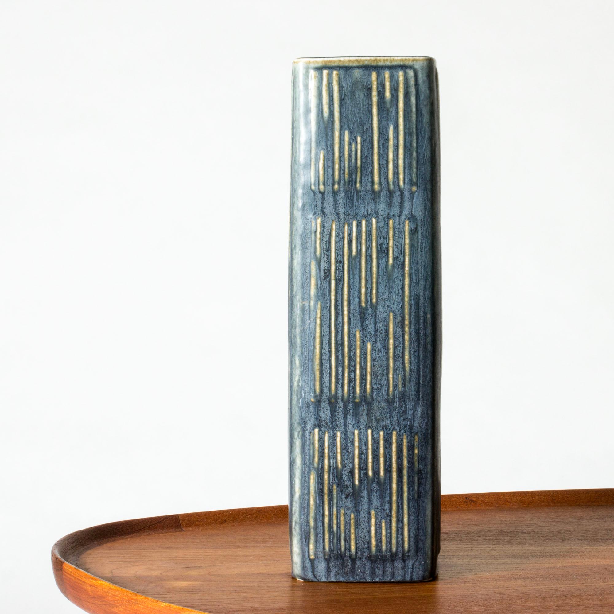 Elegante vaso in gres di Carl-Harry Stålhane, dalla forma alta e angolare. Motivo grafico in rilievo, smalto blu lago.

Carl-Harry Stålhane è stato una delle stelle tra gli artisti svedesi della ceramica negli anni '50, '60 e '70, i cui design sono