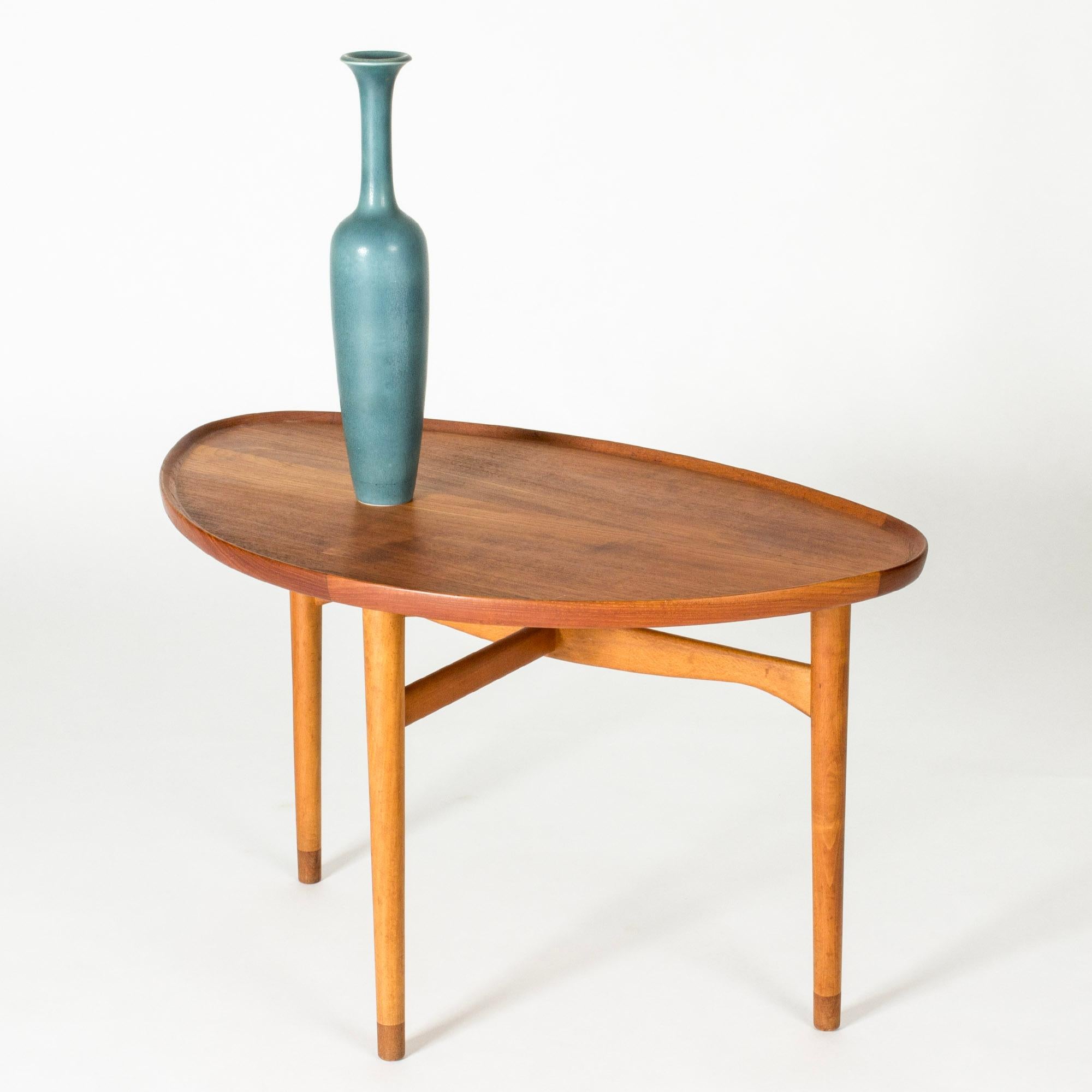 Bellissimo vaso alto in gres di Gunnar Nylund, dalla forma elegante e slanciata. Smaltato con un sorprendente colore acquamarina.

Gunnar Nylund è stato uno dei ceramisti e designer più influenti della metà del secolo scorso in Svezia. Fu il leader
