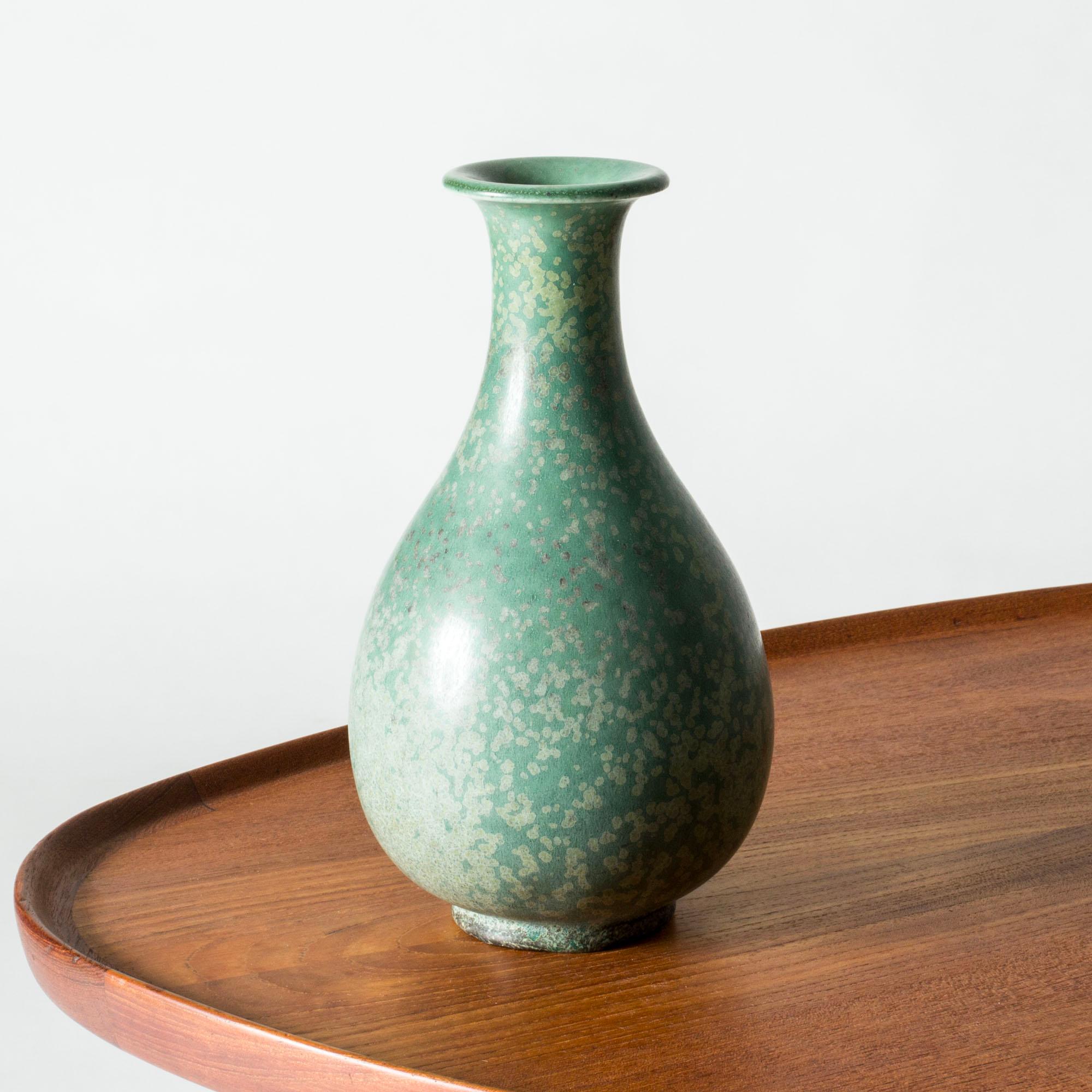 Vase en grès de Gunnar Nylund, d'une belle forme arrondie. Glaçure vert cuivre oxydé, avec un beau motif 