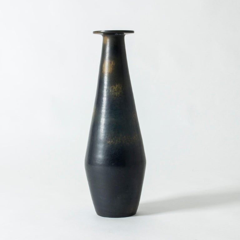 Striking floor vase by Gunnar Nylund, with distinct lines and black hare’s fur glaze with yellow streaks.