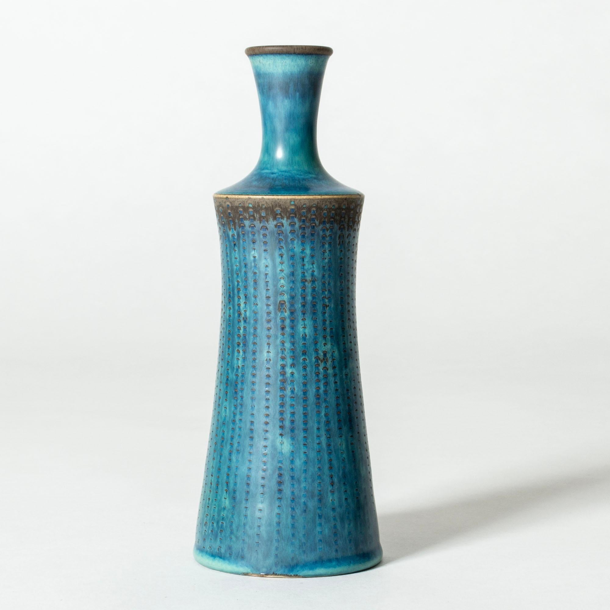 Unico vaso in gres di Stig Lindberg, a forma di cilindro con la parte centrale che si restringe. Bellissimo smalto blu su un motivo grafico.