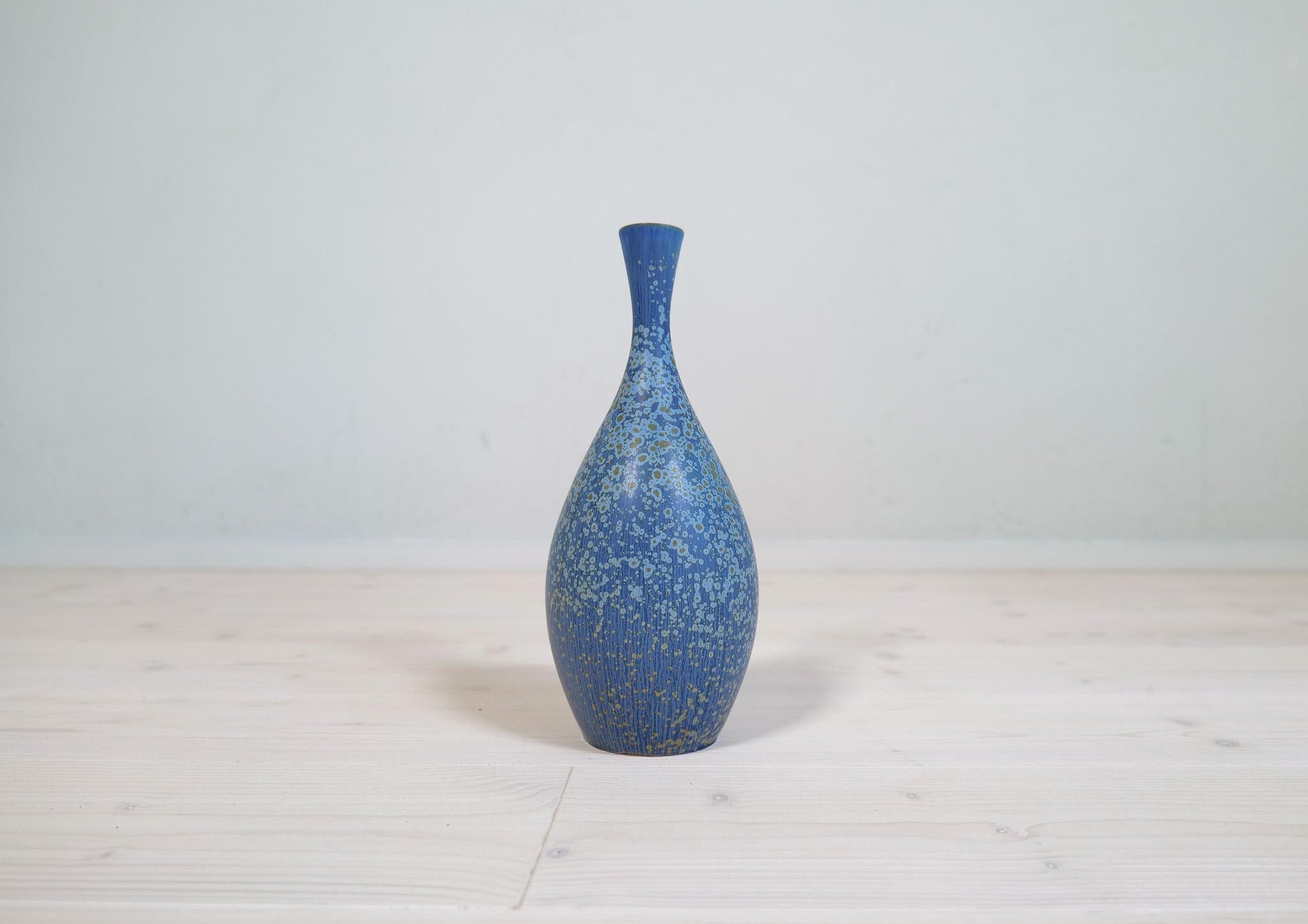 Cette étonnante pièce de céramique a été produite par Rörstrand et le fabricant/designer Carl Harry Stålhane. Fabriqué en Suède dans les années 1950. Exceptionnels vases à glaçure bleue avec de belles lignes. Son fond arrondi avec une glaçure bleue