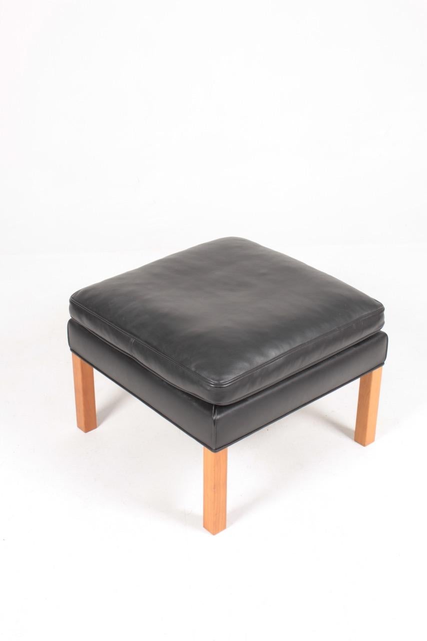 Stool in patinated leather, designed by Børge Mogensen and made by Fredericia furniture. Great original condition.