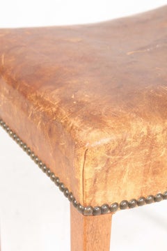 Mid-Century-Hocker aus patiniertem Leder und Eiche, hergestellt in Dänemark, 1950er Jahre