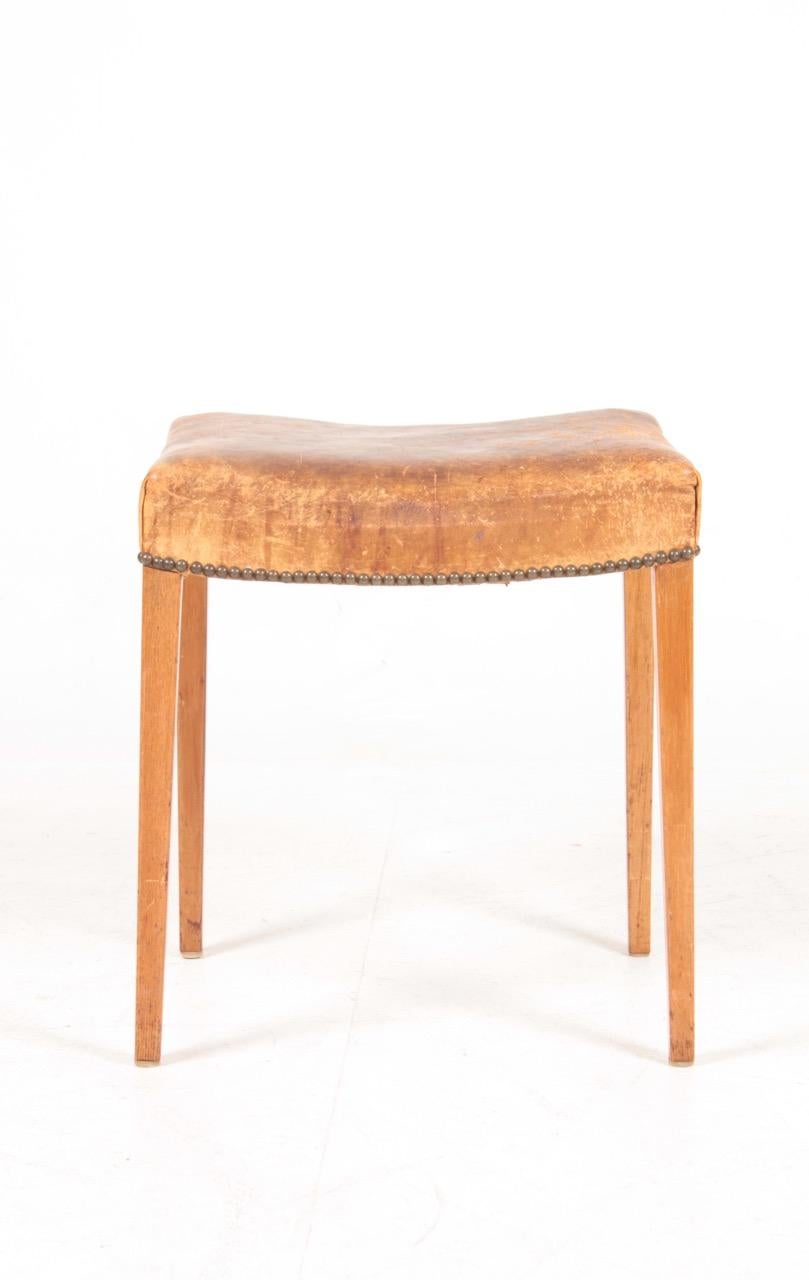 Taburete de mediados de siglo en cuero patinado y roble, Made in Denmark, años 50 Escandinavo moderno en venta