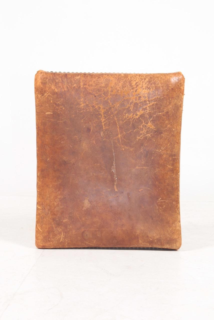 Taburete de mediados de siglo en cuero patinado y roble, Made in Denmark, años 50 Danés en venta