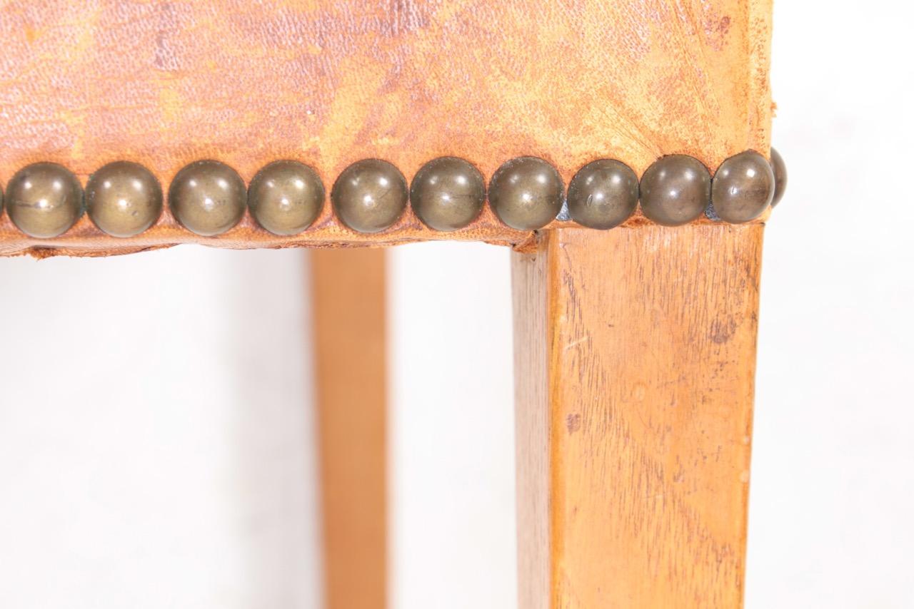 Taburete de mediados de siglo en cuero patinado y roble, Made in Denmark, años 50 en Bueno estado para la venta en Lejre, DK