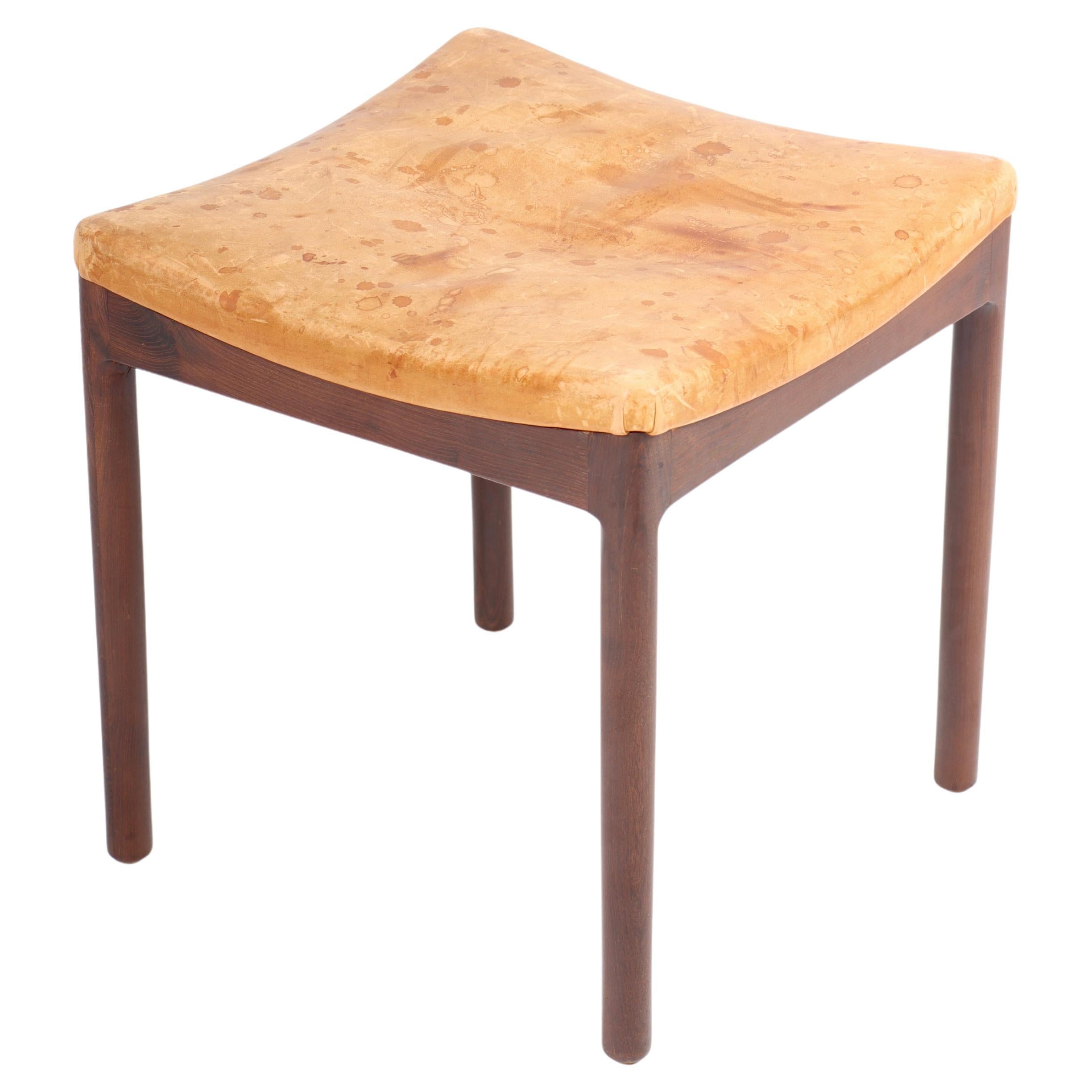 Mid-Century-Hocker aus patiniertem Leder, hergestellt in Dänemark, 1960er Jahre