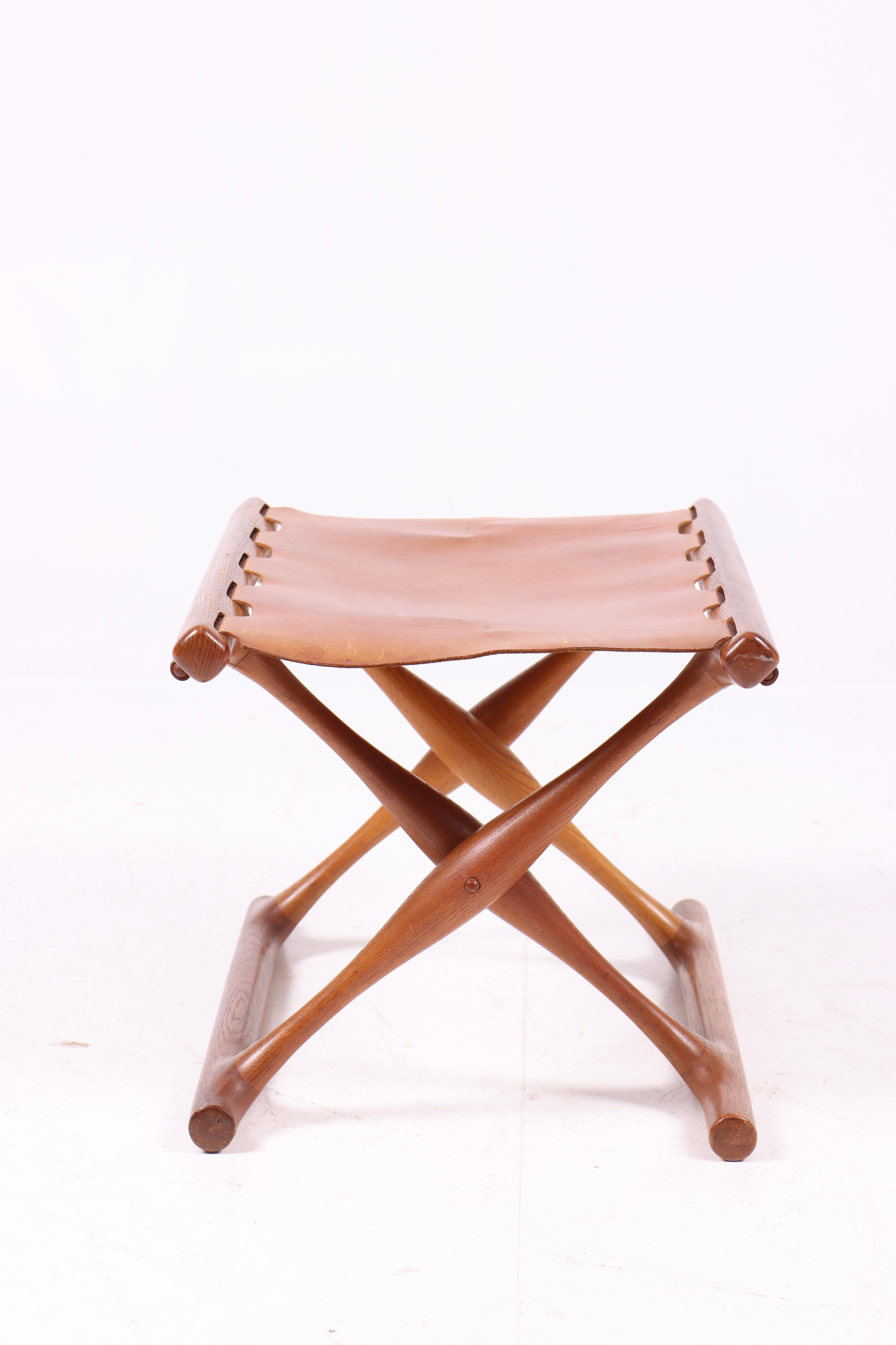 Tabouret en chêne et cuir patiné, conçu et réalisé par Poul Hundevad. Fabriqué au Danemark dans les années 1950