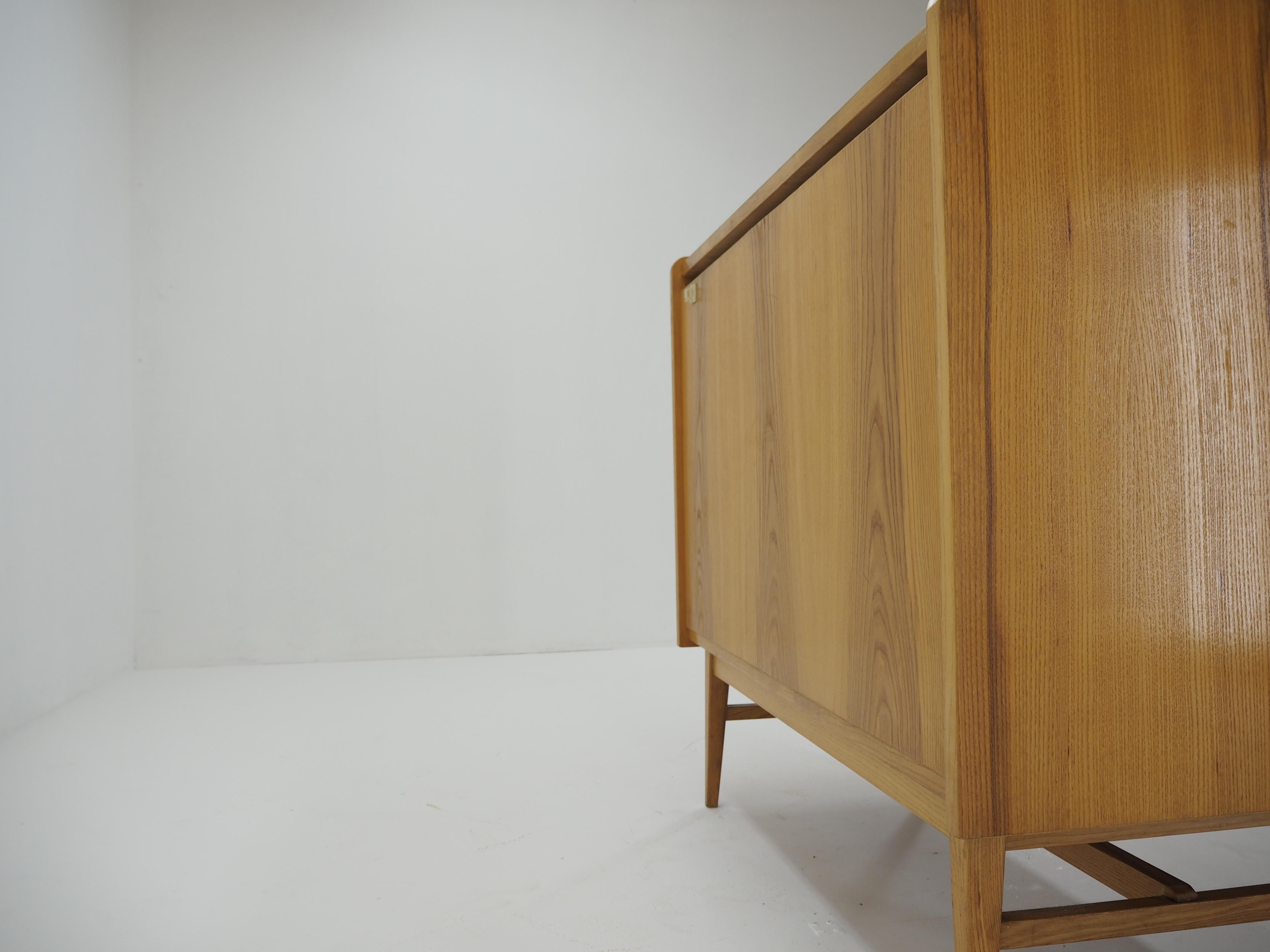 Midcentury Storage Cabinet, Czechoslovakia, 1960s For Sale 4