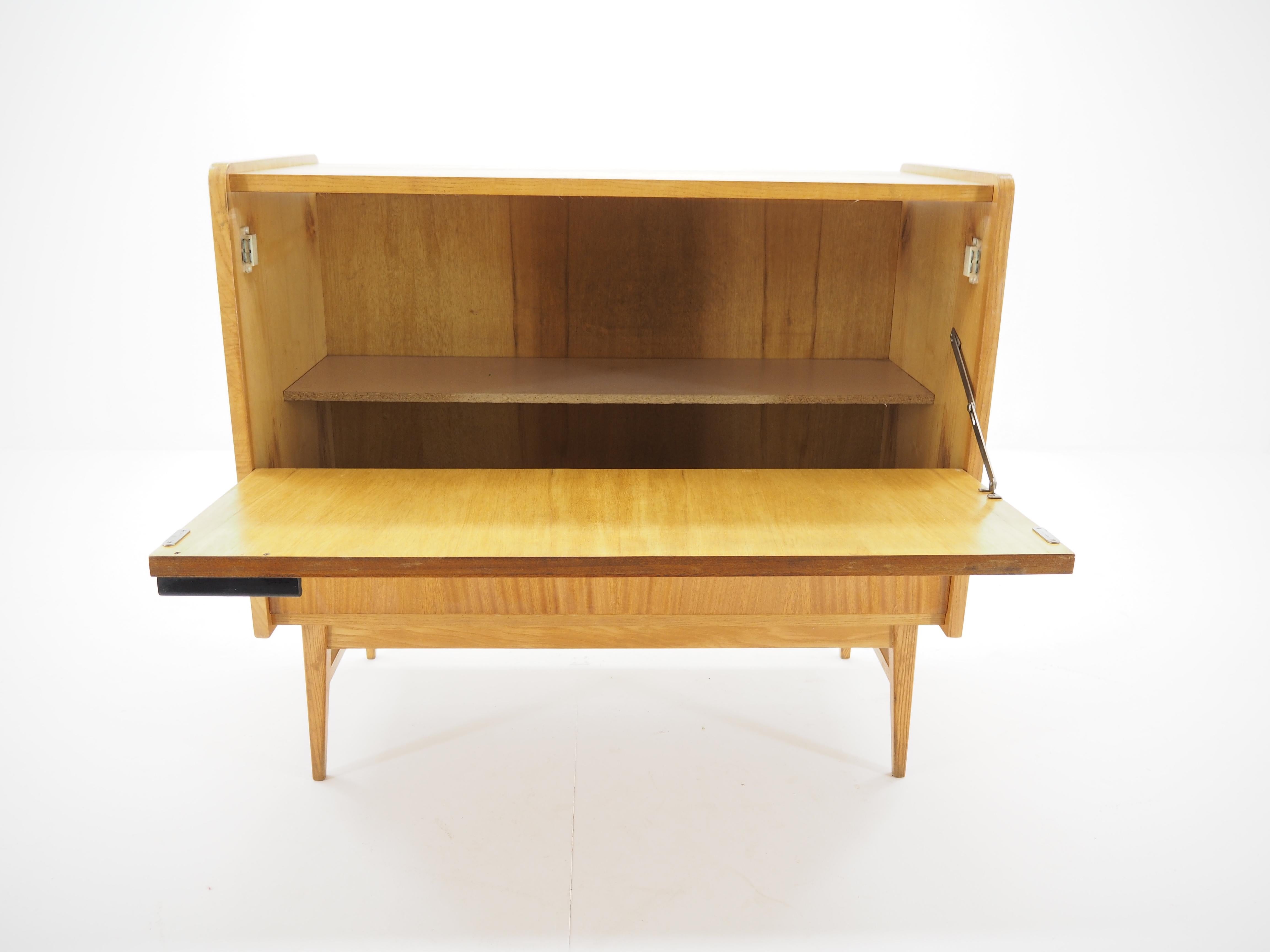 Midcentury Storage Cabinet, Czechoslovakia, 1960s In Good Condition For Sale In Praha, CZ