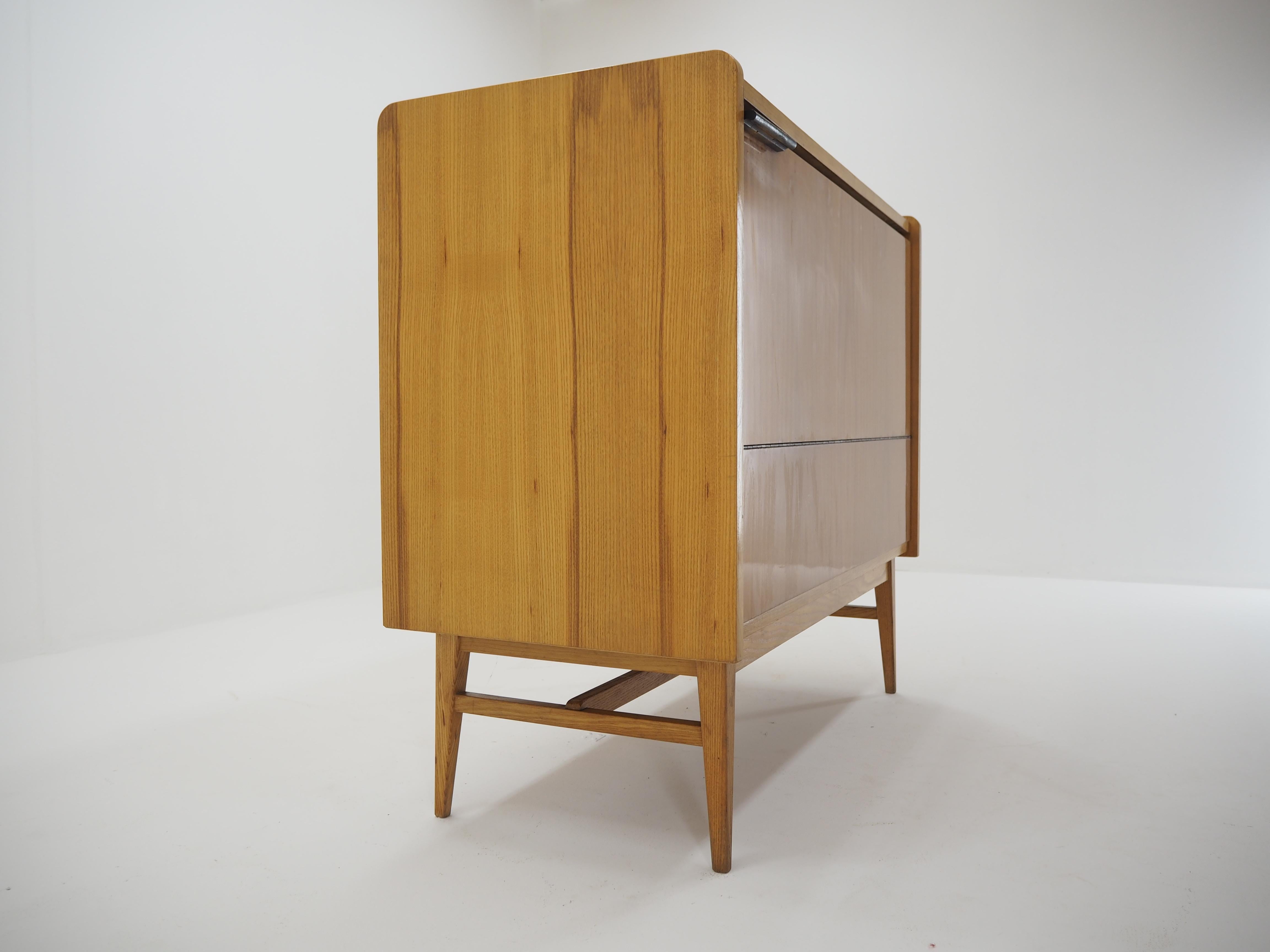 Meuble de rangement de rangement du milieu du siècle, Tchécoslovaquie, années 1960 en vente 1