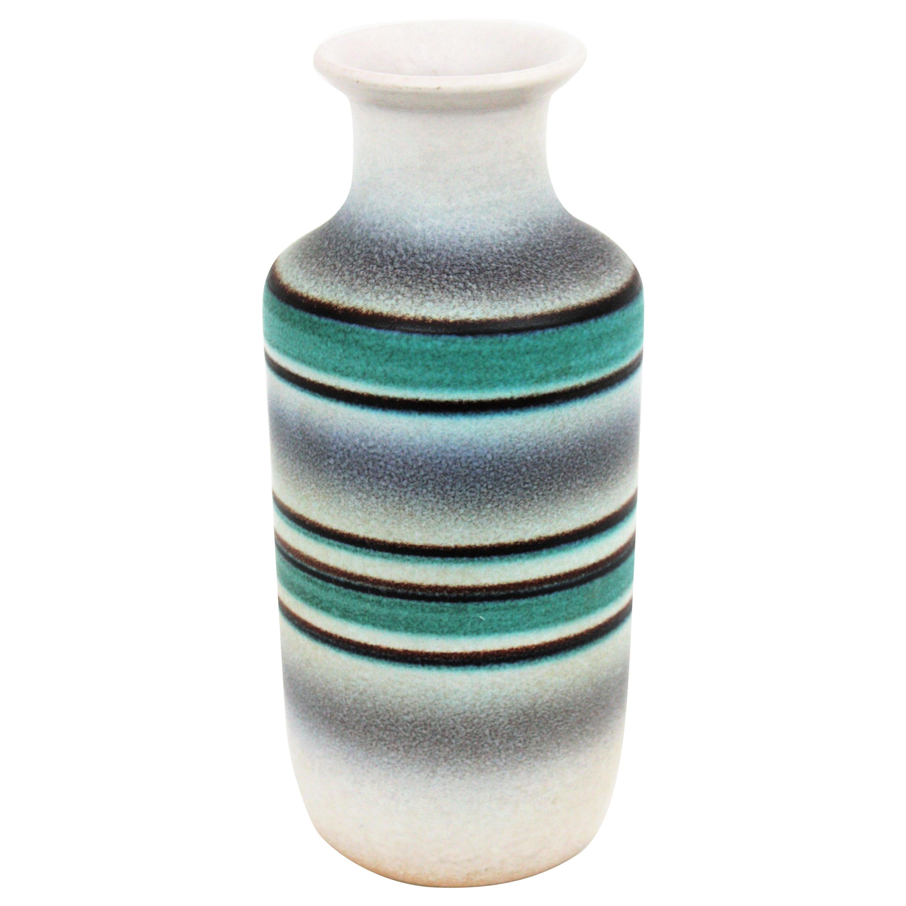 Vaso in ceramica a strisce verdi, bianche e nere di Serra.
Un bellissimo vaso in ceramica smaltata a righe Prodotto da Cerámica Serra, Spagna, anni '60
Disegnato da Josep Serra.
Questo coloratissimo vaso in ceramica di terracotta presenta strisce di