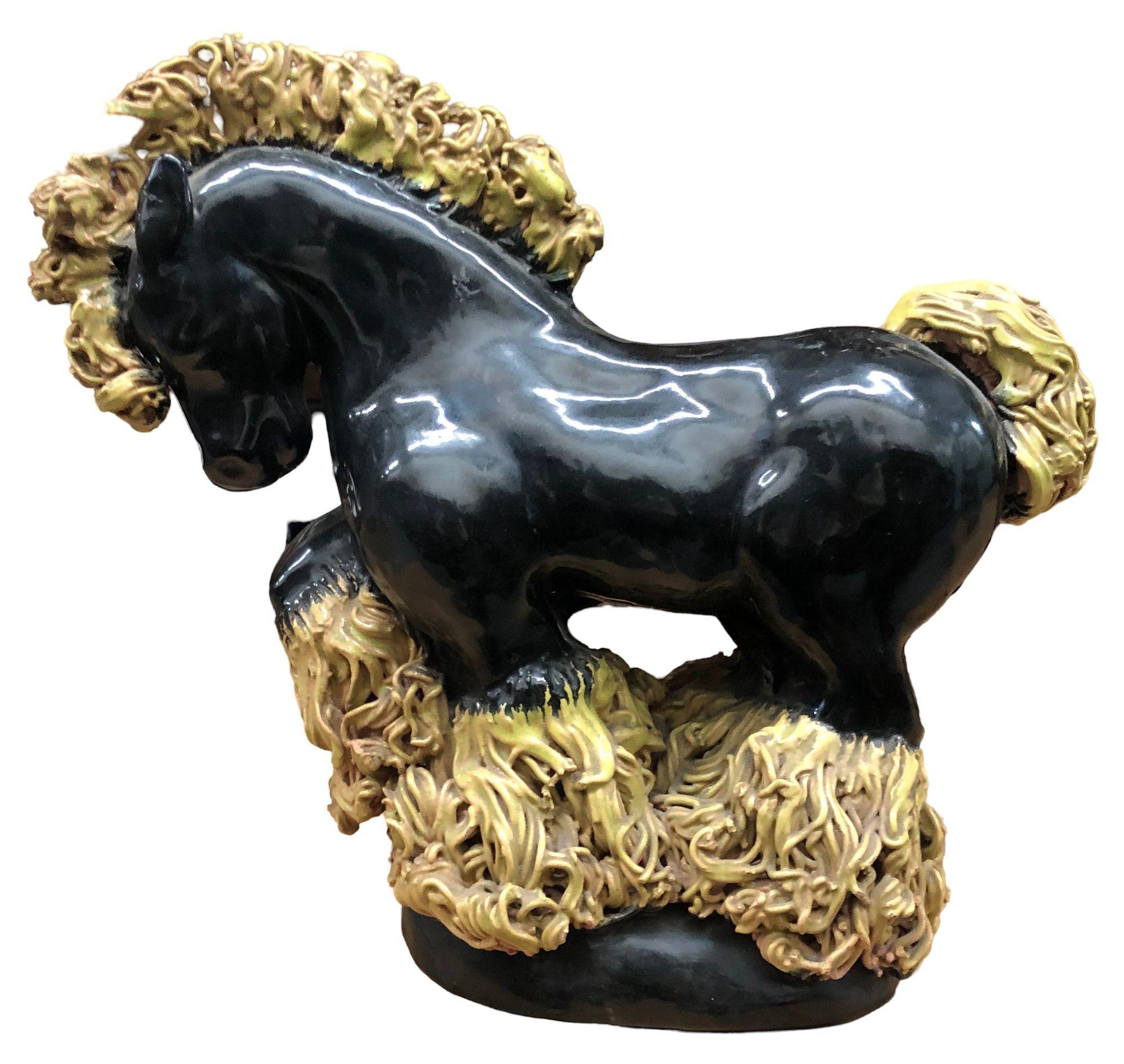 Questo meraviglioso cavallo in ceramica artistica è stato realizzato da uno Studio Pottery di Los Angeles negli anni Cinquanta. Un pezzo unico, finemente lavorato e probabilmente unico nel suo genere, il cavallo è presentato in una posa da dressage