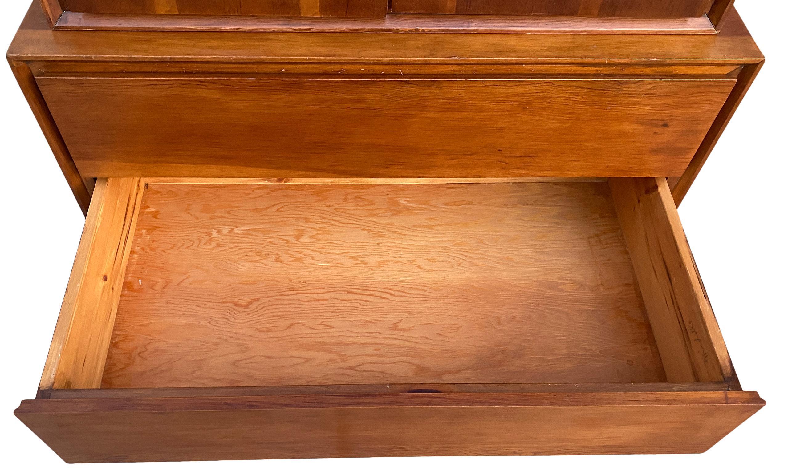 Stupefacente armadio a 3 cassetti di stile Mid-Century Modern Studio A Craft fatto a mano su misura da Nakashima. Armadio a 2 sezioni completamente originale e molto pulito: cassettiera inferiore e armadio superiore. Bellissimo design minimalista