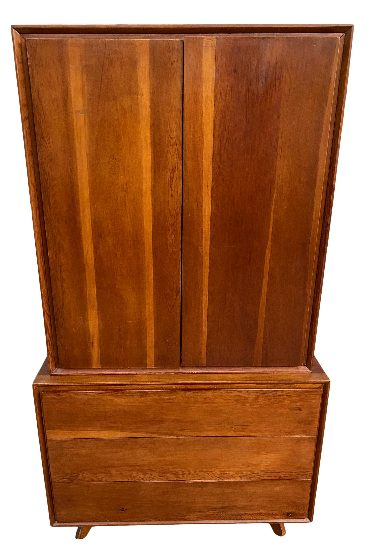 Stunning Mid-Century Modern Studio Craft custom handmade tall 3 drawer dresser wardrobe style of Nakashima. Armoire à 2 sections très propre et originale - commode inférieure et armoire supérieure. Magnifique design minimaliste sculpté. Tous les