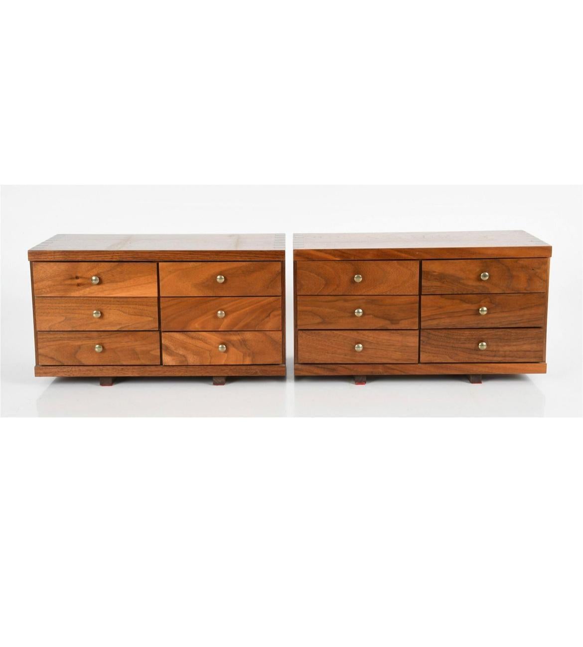 Midcentury Studio Craft Kleine Kommode Top Schmuckkästchen 6-Schublade Nussbaum Messing im Zustand „Gut“ im Angebot in Brooklyn, NY