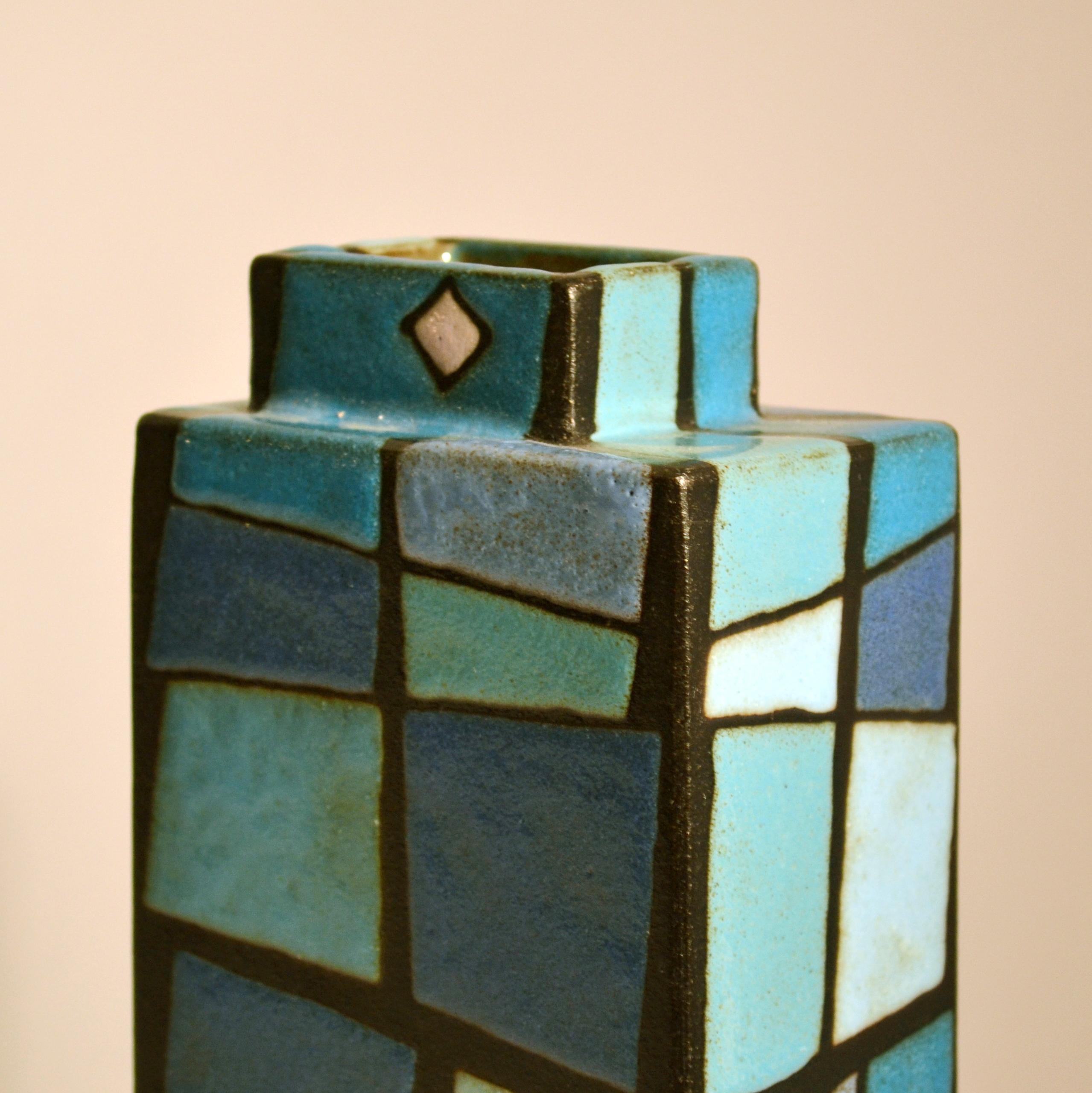 Rechteckige Studio Pottery-Vase, rechteckig, dekoriert in blauen und grünen Quadraten (Handgefertigt)