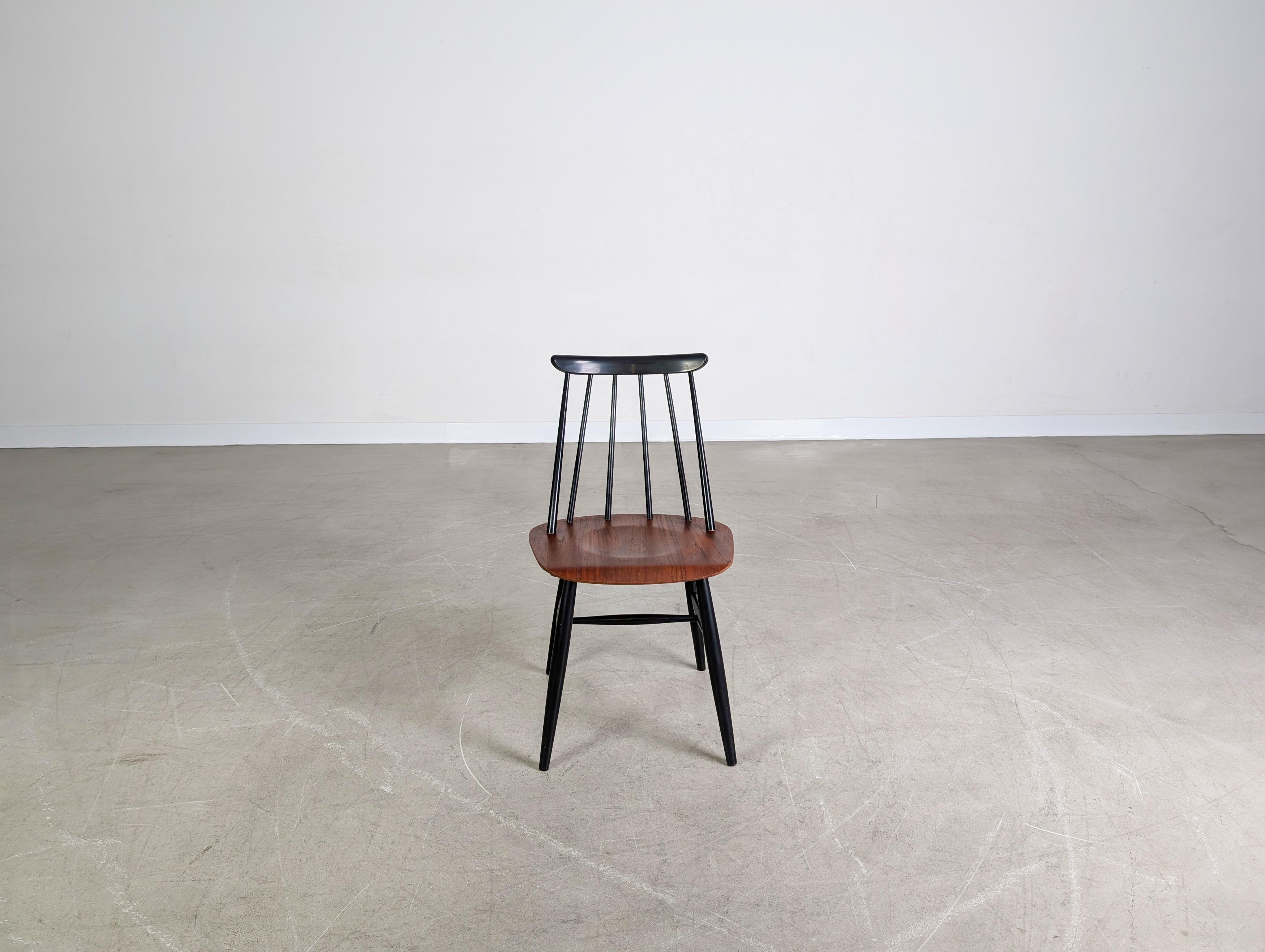 Wir bieten einen wunderschönen Vintage Esszimmerstuhl aus den 1960er Jahren zum Verkauf an. Der Entwurf stammt von Ilmari Tapiovaara und gilt heute als wahrer Designklassiker. Eine Herstellerkennzeichnung gibt es nicht, wobei wir diesen Stuhl aus