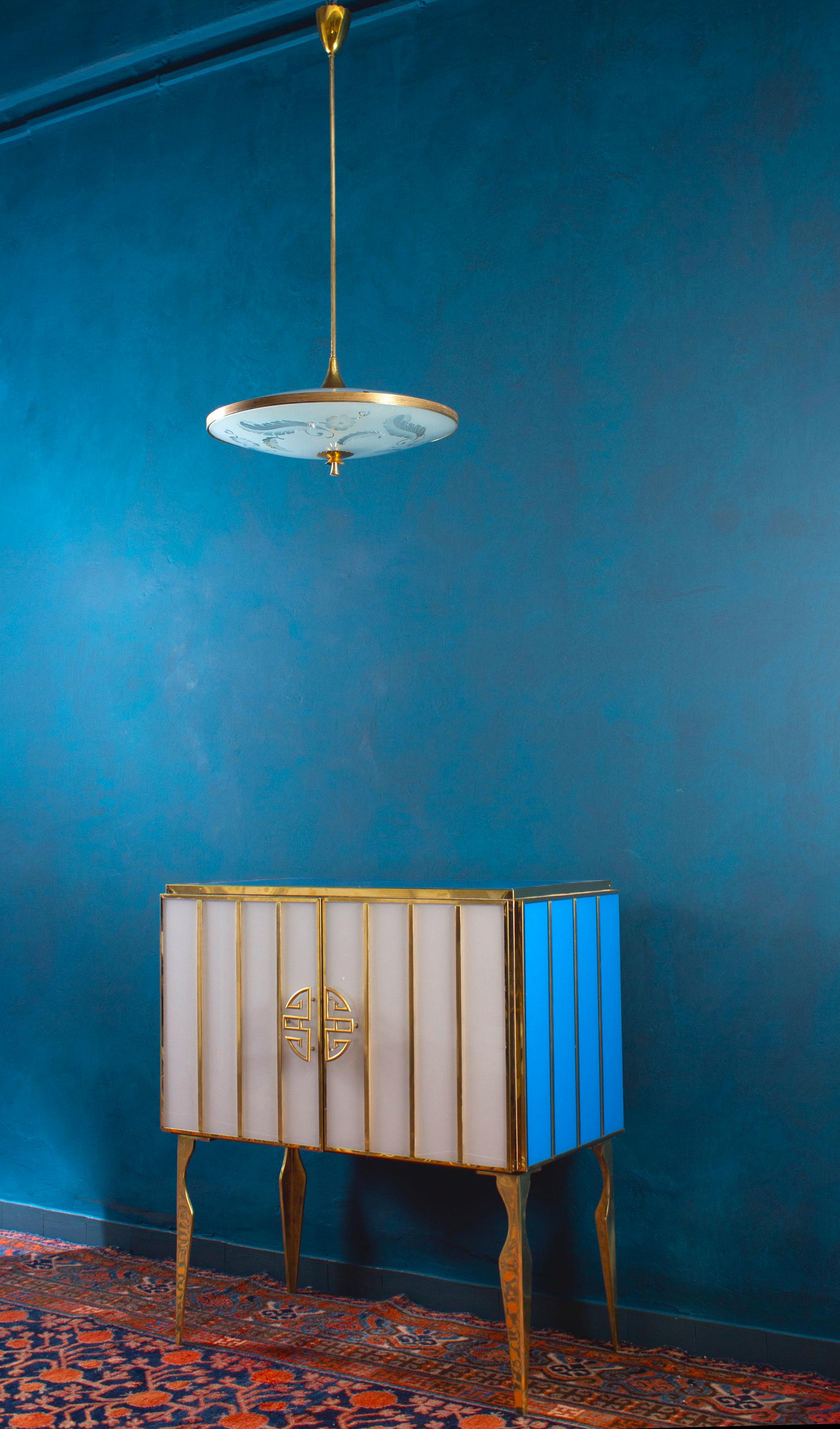 Midcentury Style Brass and Blu Murano Glass Bar Cabinet, 2020 en venta 6