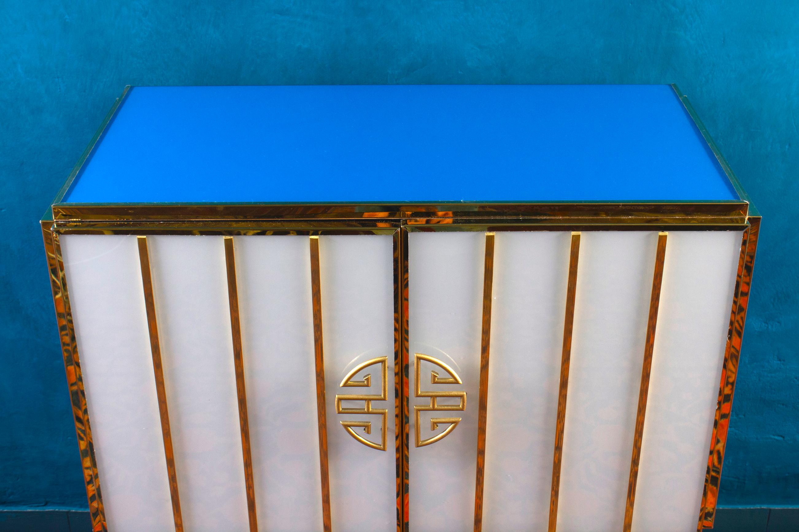 Midcentury Style Brass and Blu Murano Glass Bar Cabinet, 2020 en venta 7