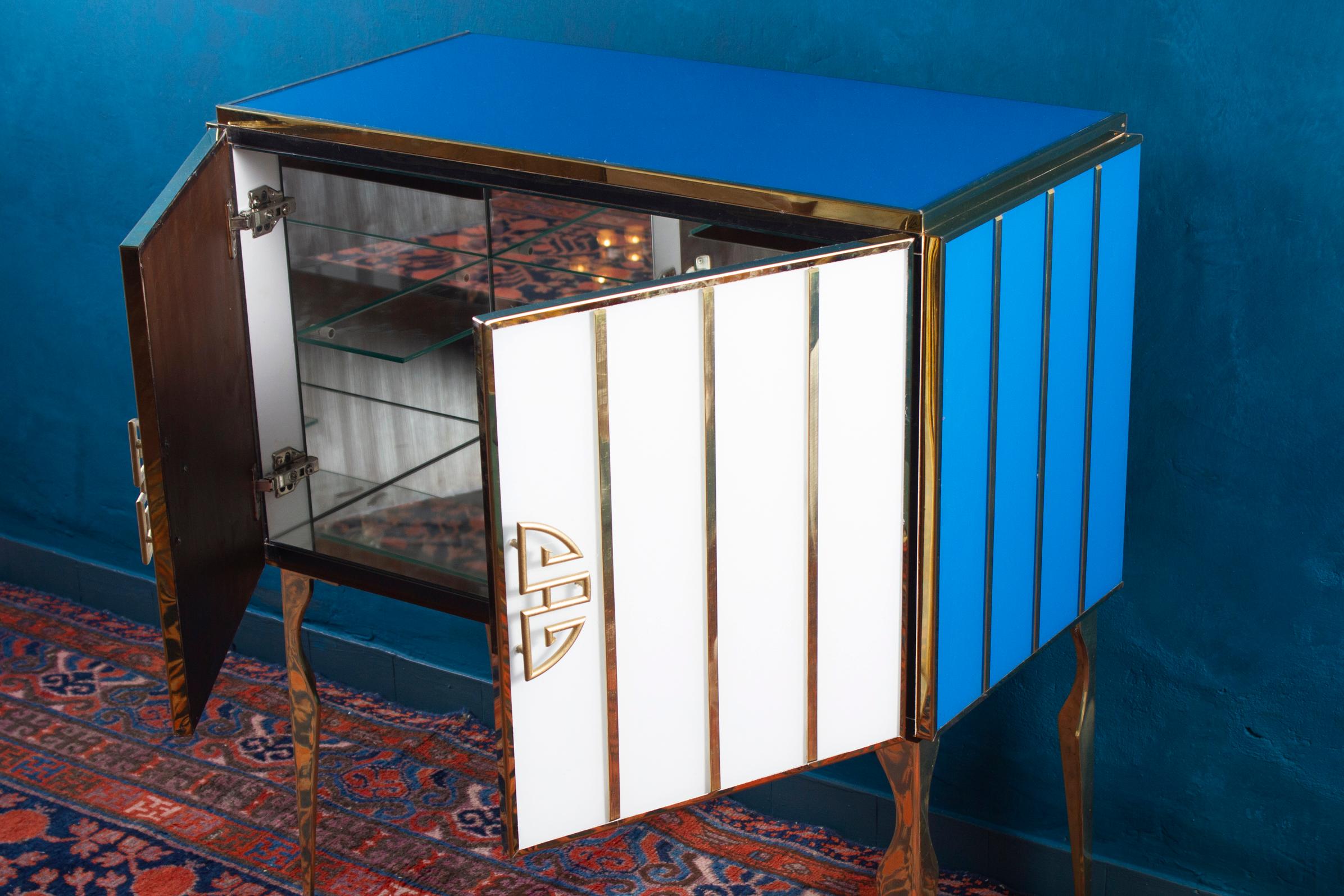 Midcentury Style Brass and Blu Murano Glass Bar Cabinet, 2020 en venta 8