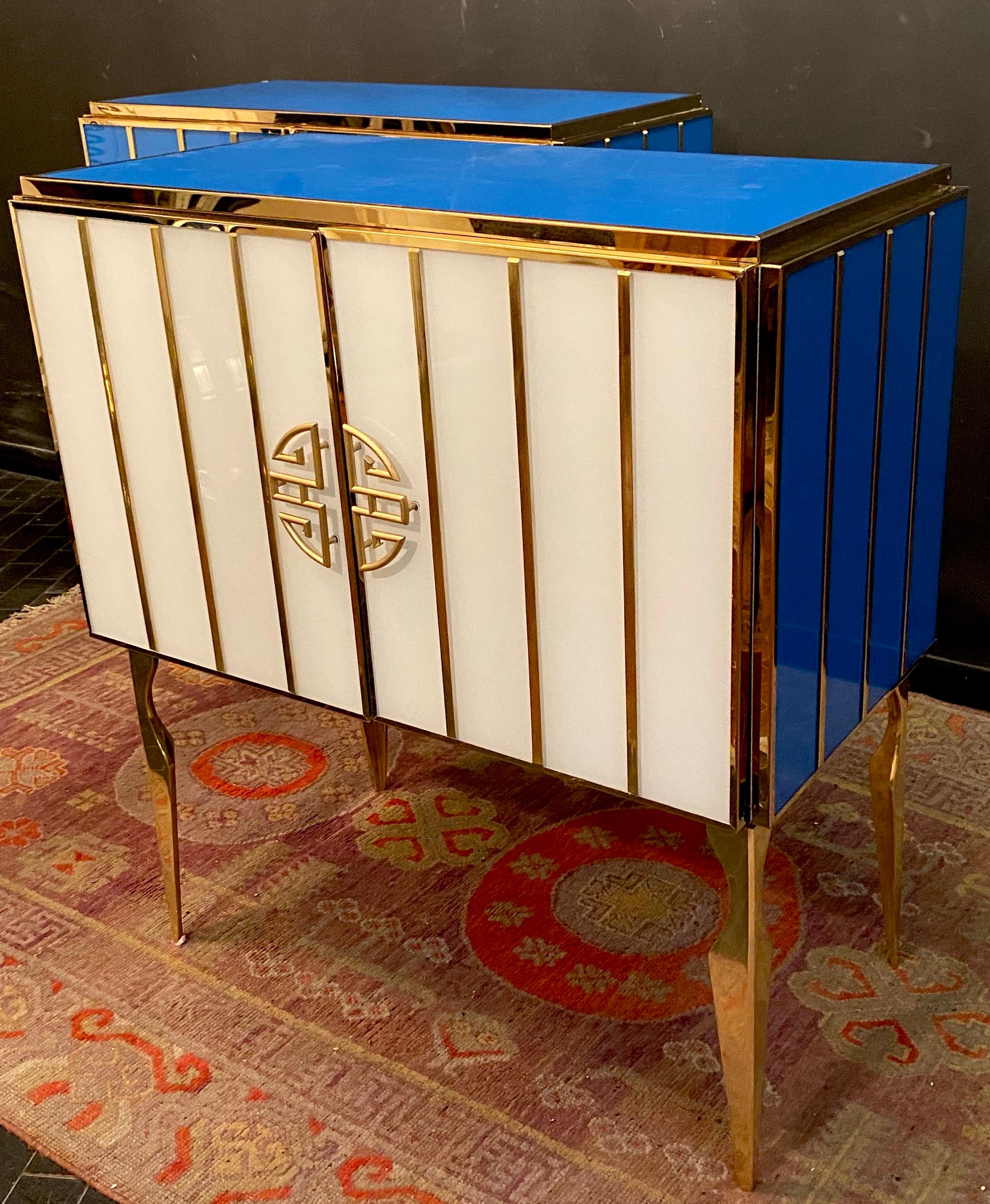 Midcentury Style Brass and Blu Murano Glass Bar Cabinet, 2020 en venta 9