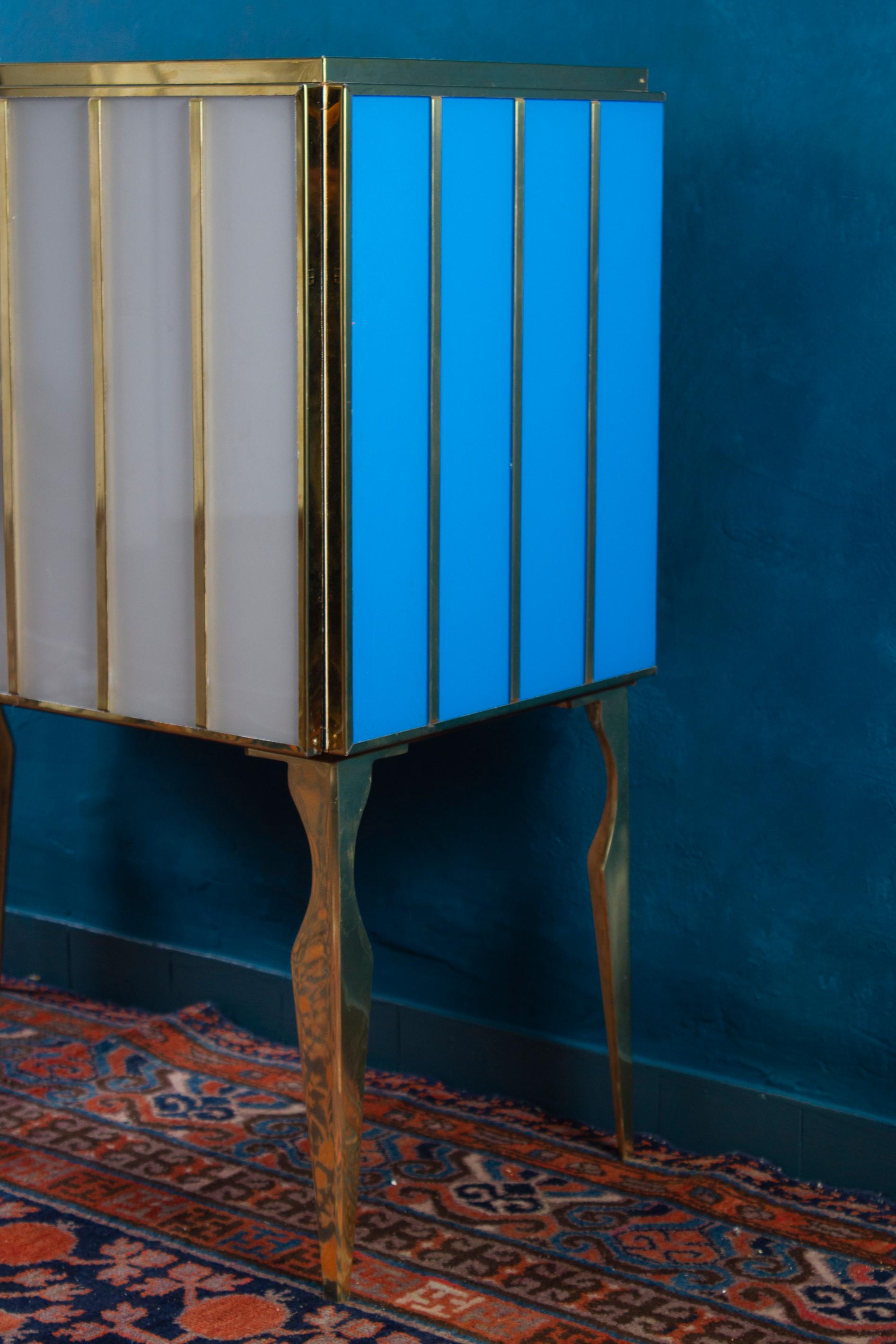 Midcentury Style Brass and Blu Murano Glass Bar Cabinet, 2020 en venta 11
