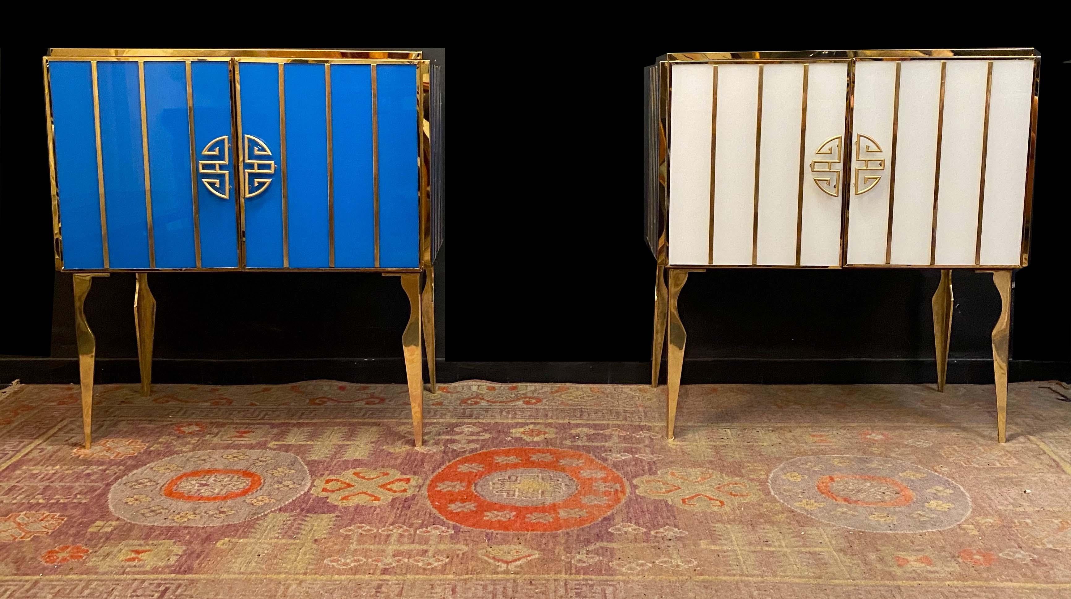 Midcentury Style Brass and Blu Murano Glass Bar Cabinet, 2020 Moderno de mediados de siglo en venta