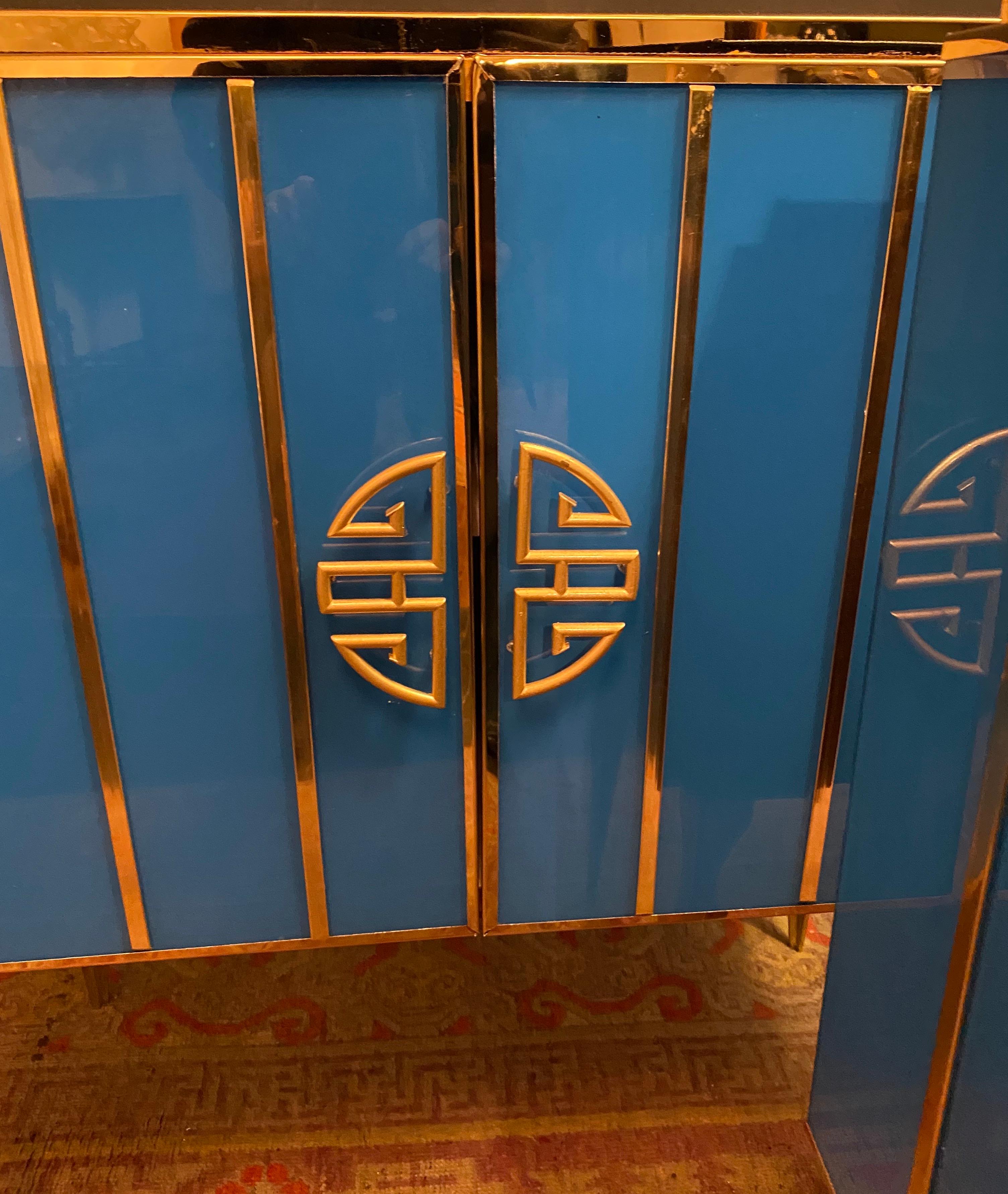 Midcentury Style Brass and Blu Murano Glass Bar Cabinet, 2020 Italiano en venta