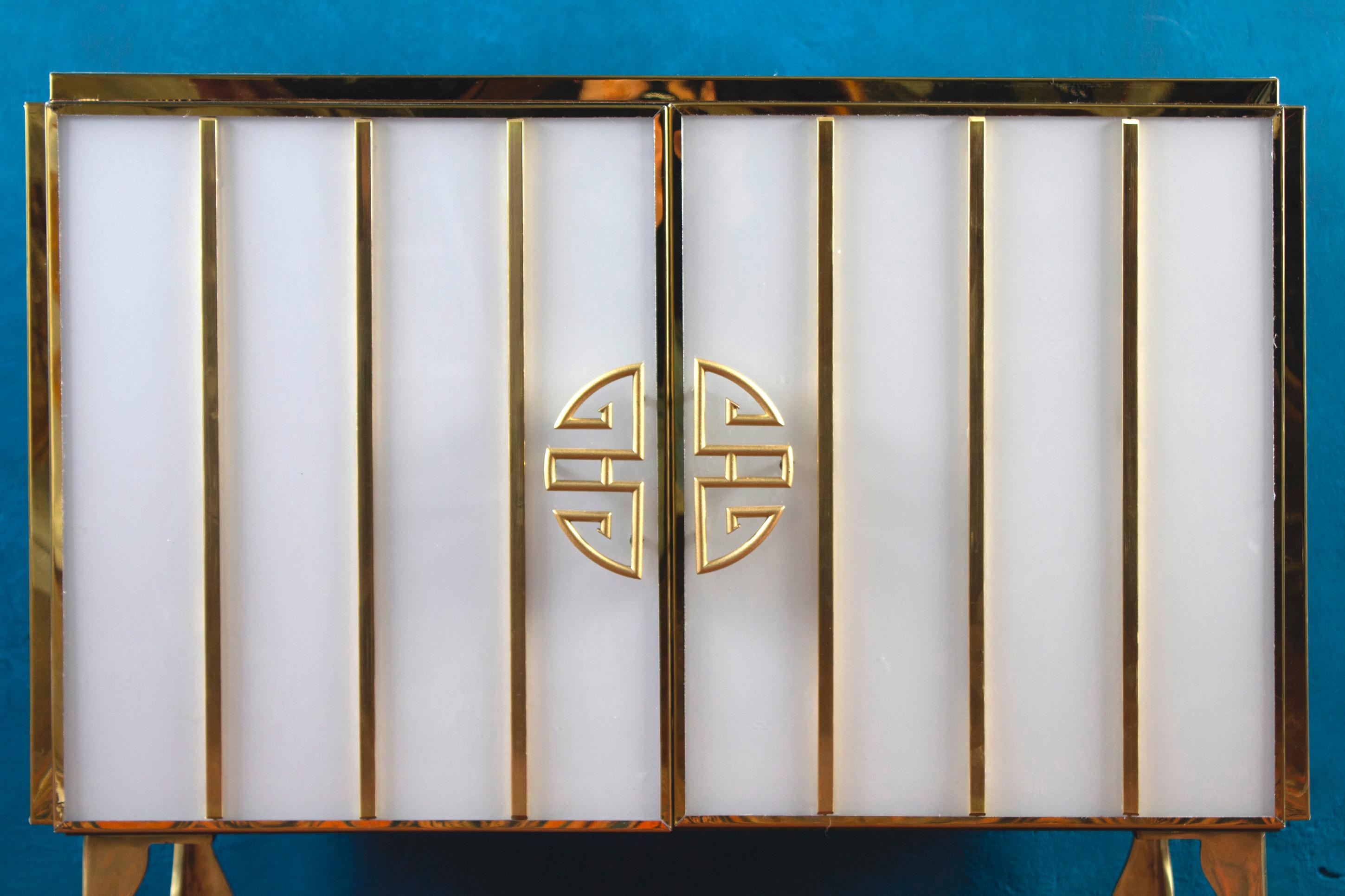 Midcentury Style Brass and Blu Murano Glass Bar Cabinet, 2020 en venta 2