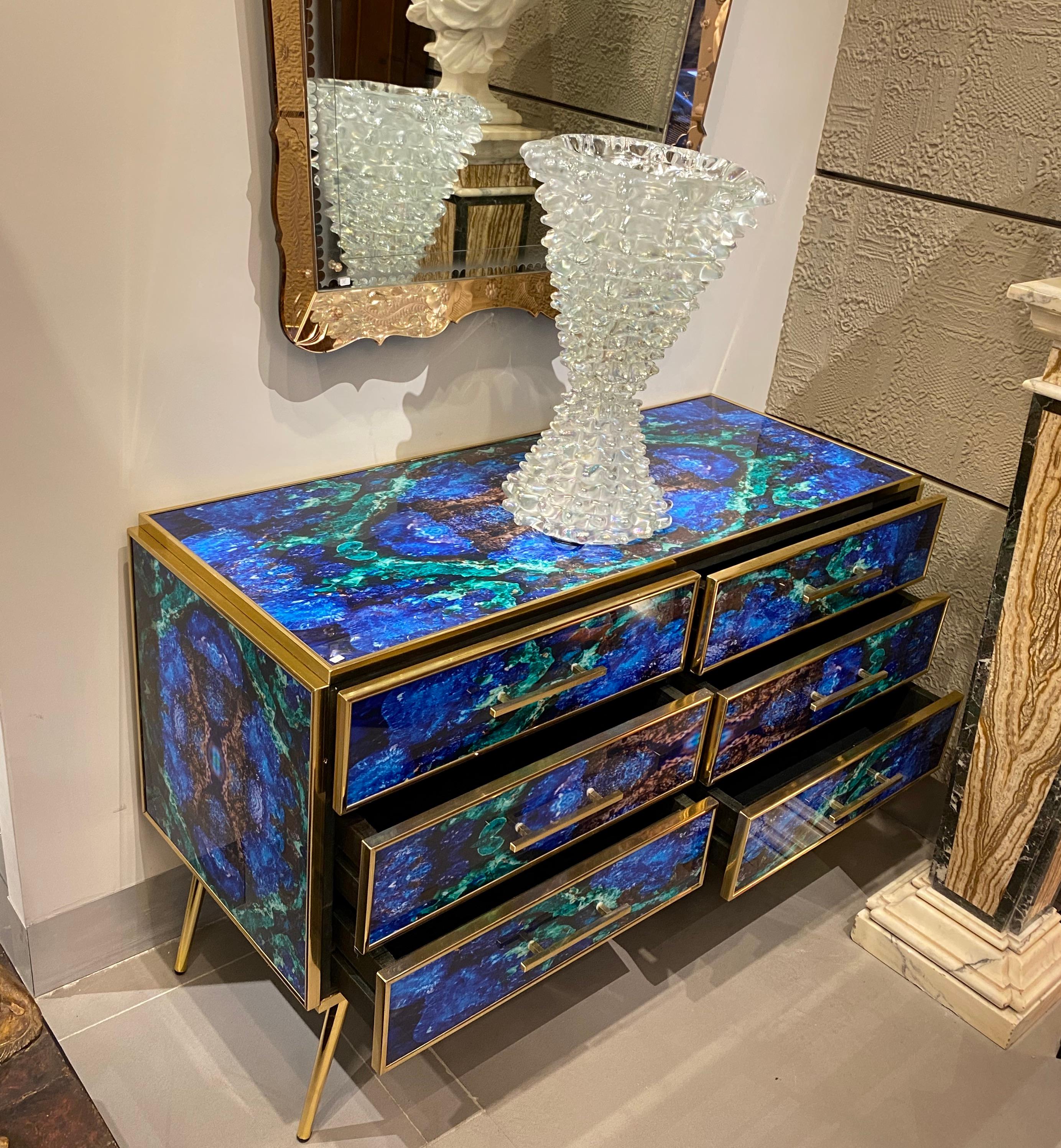 XXIe siècle et contemporain Commode de style mi-siècle en laiton et verre de Murano de couleur lapis-lazuli en vente