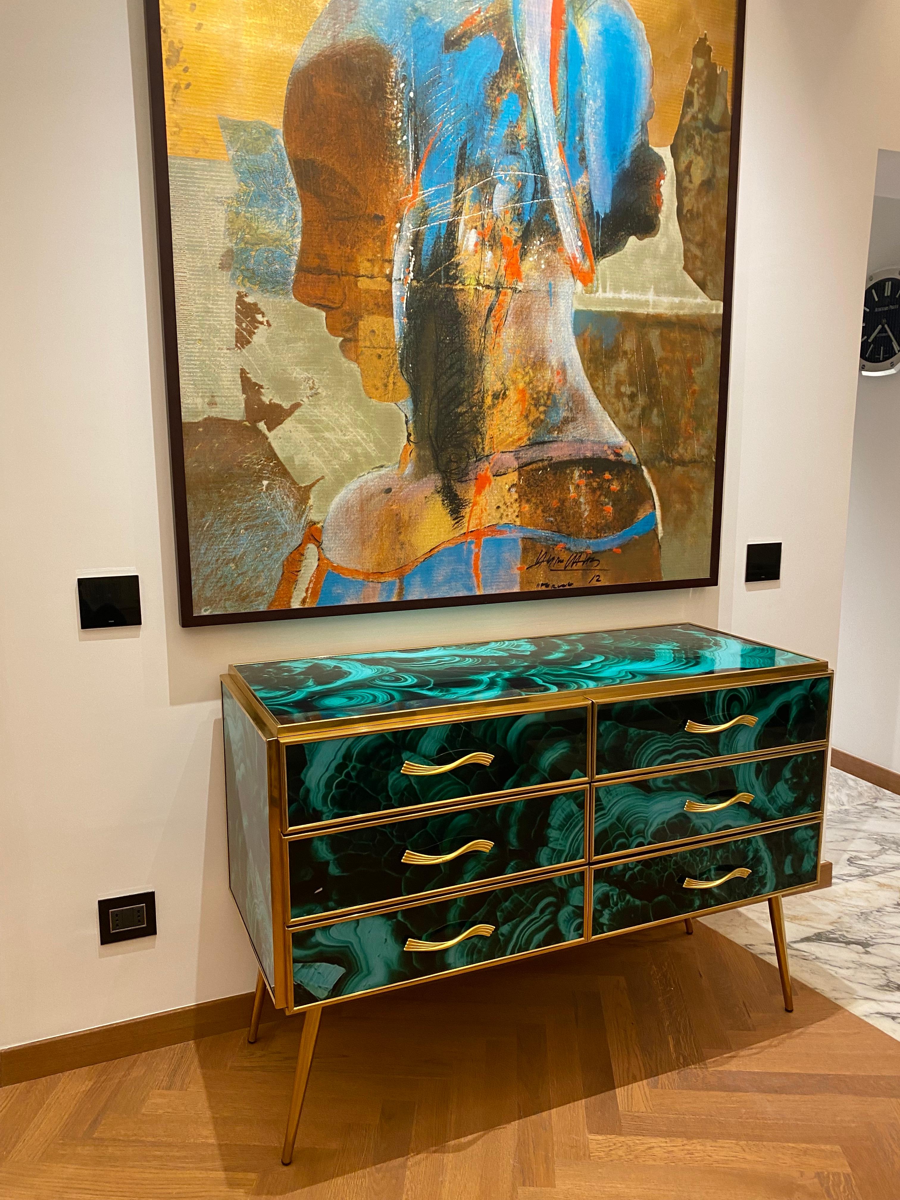 Commode de style mi-siècle en laiton et verre de Murano de couleur malachite, 2020 en vente 3