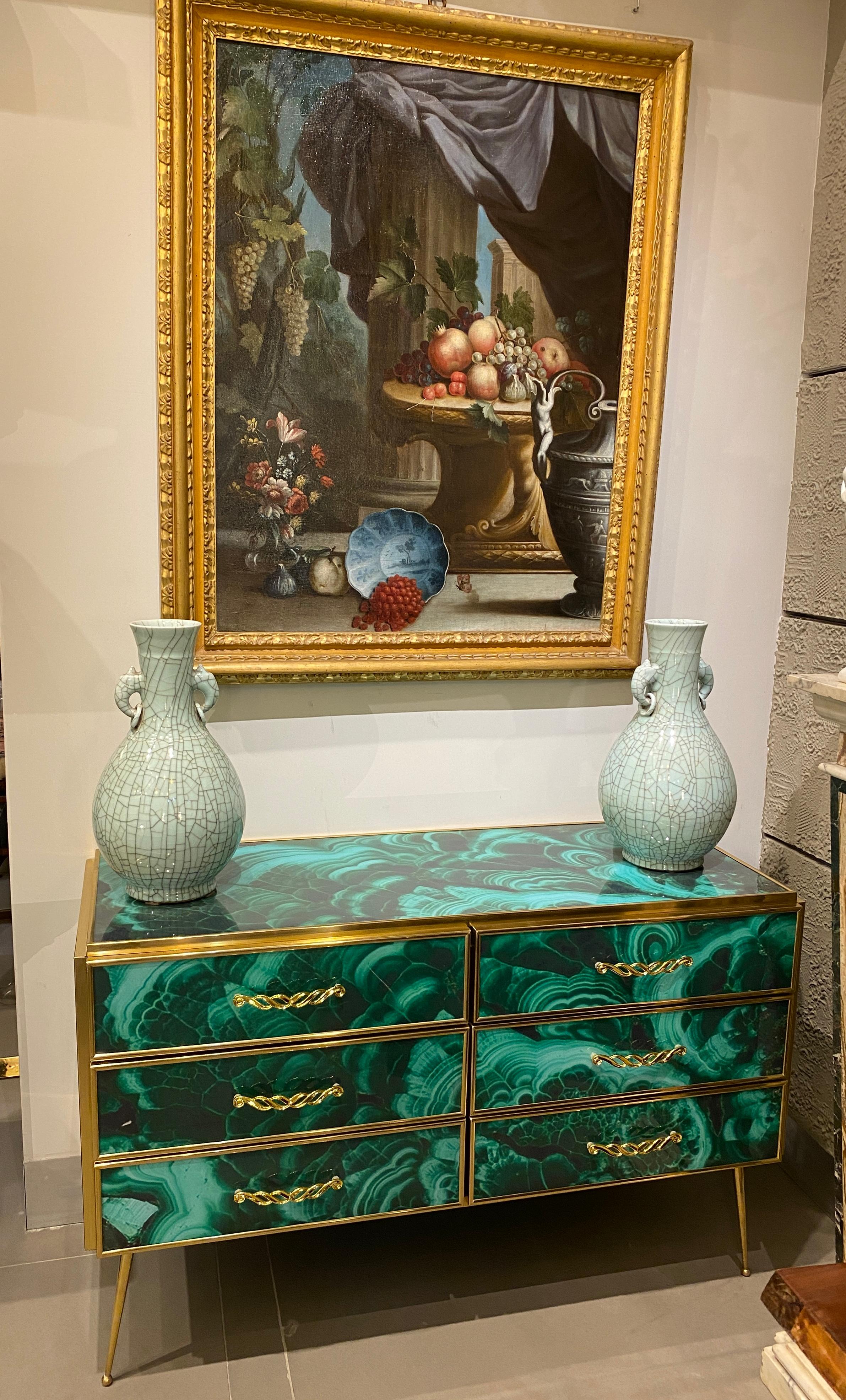 Commode in ottone e vetro di Murano color malachite in stile Midcentury, 2020 in vendita 8