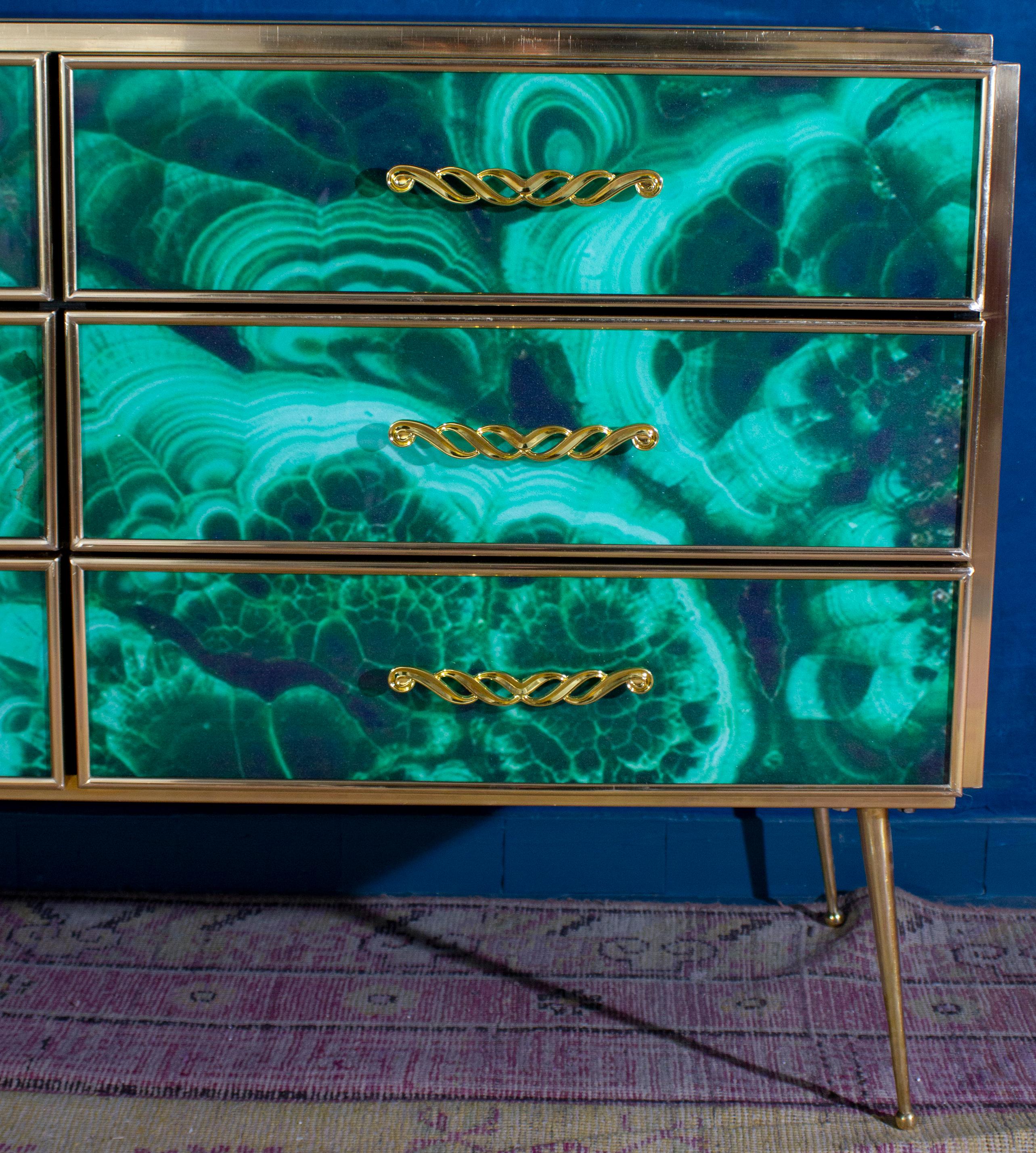 Mid-Century moderno Commode in ottone e vetro di Murano color malachite in stile Midcentury, 2020 in vendita