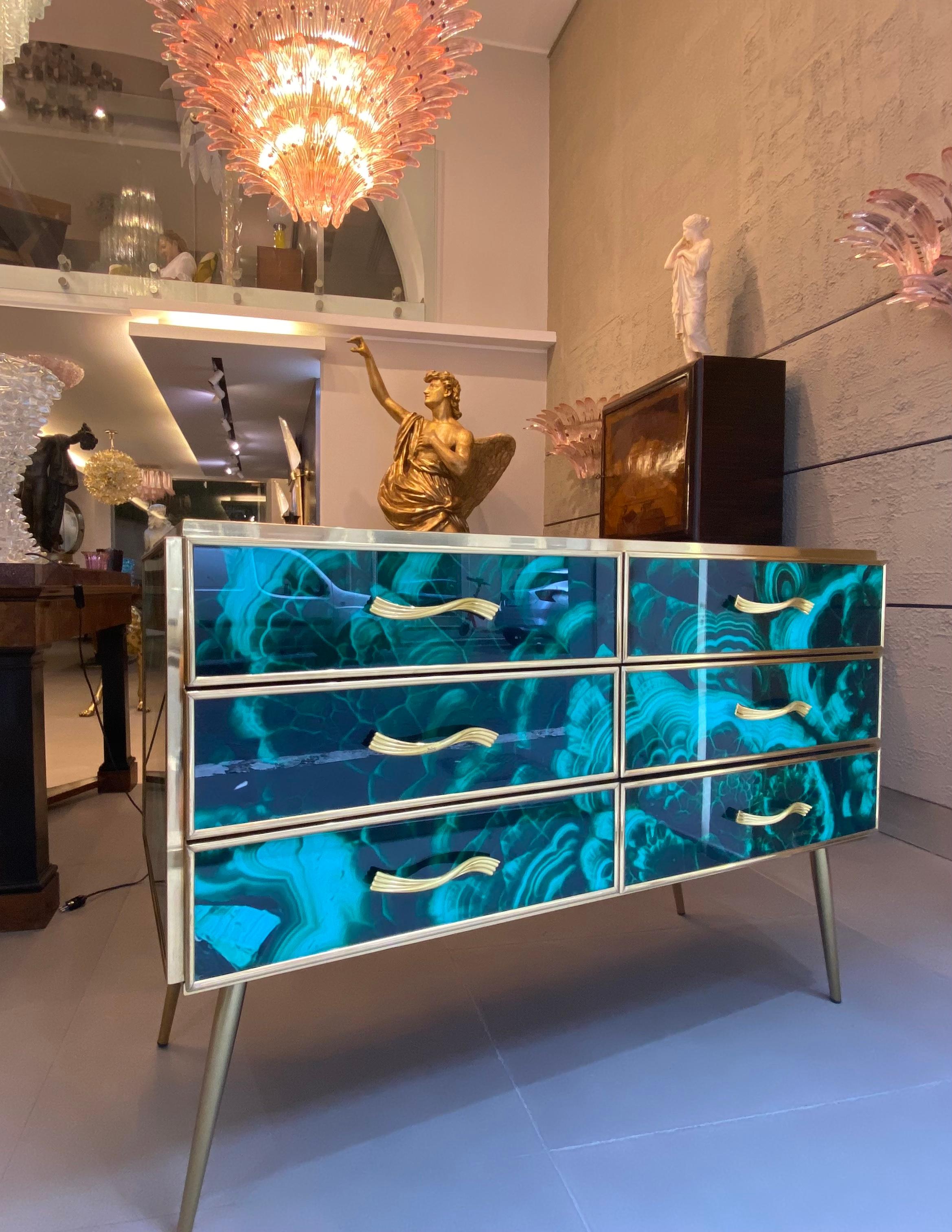 italien Commode de style mi-siècle en laiton et verre de Murano de couleur malachite, 2020 en vente