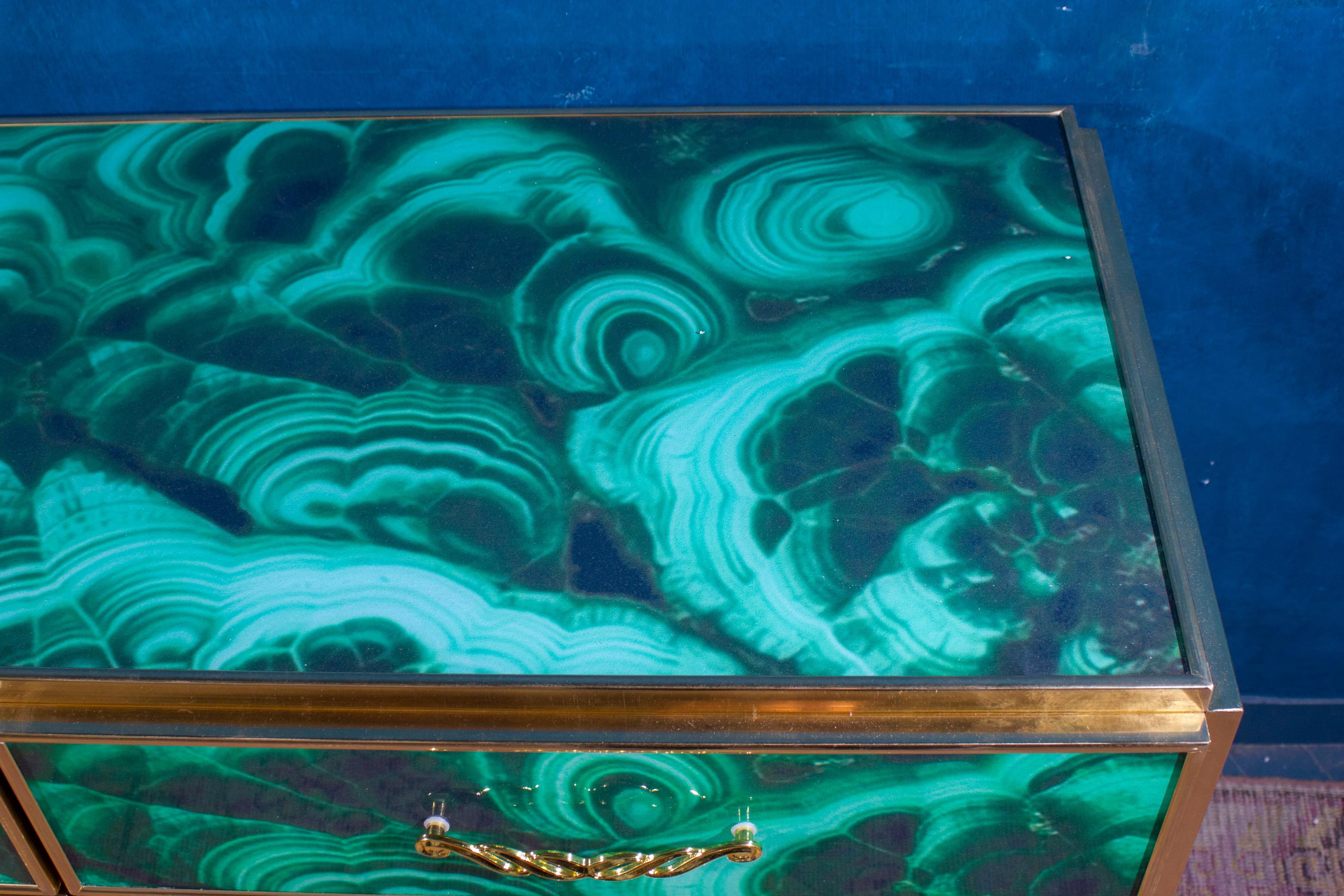 Commode de style mi-siècle en laiton et verre de Murano de couleur malachite, 2020 Neuf - En vente à Rome, IT