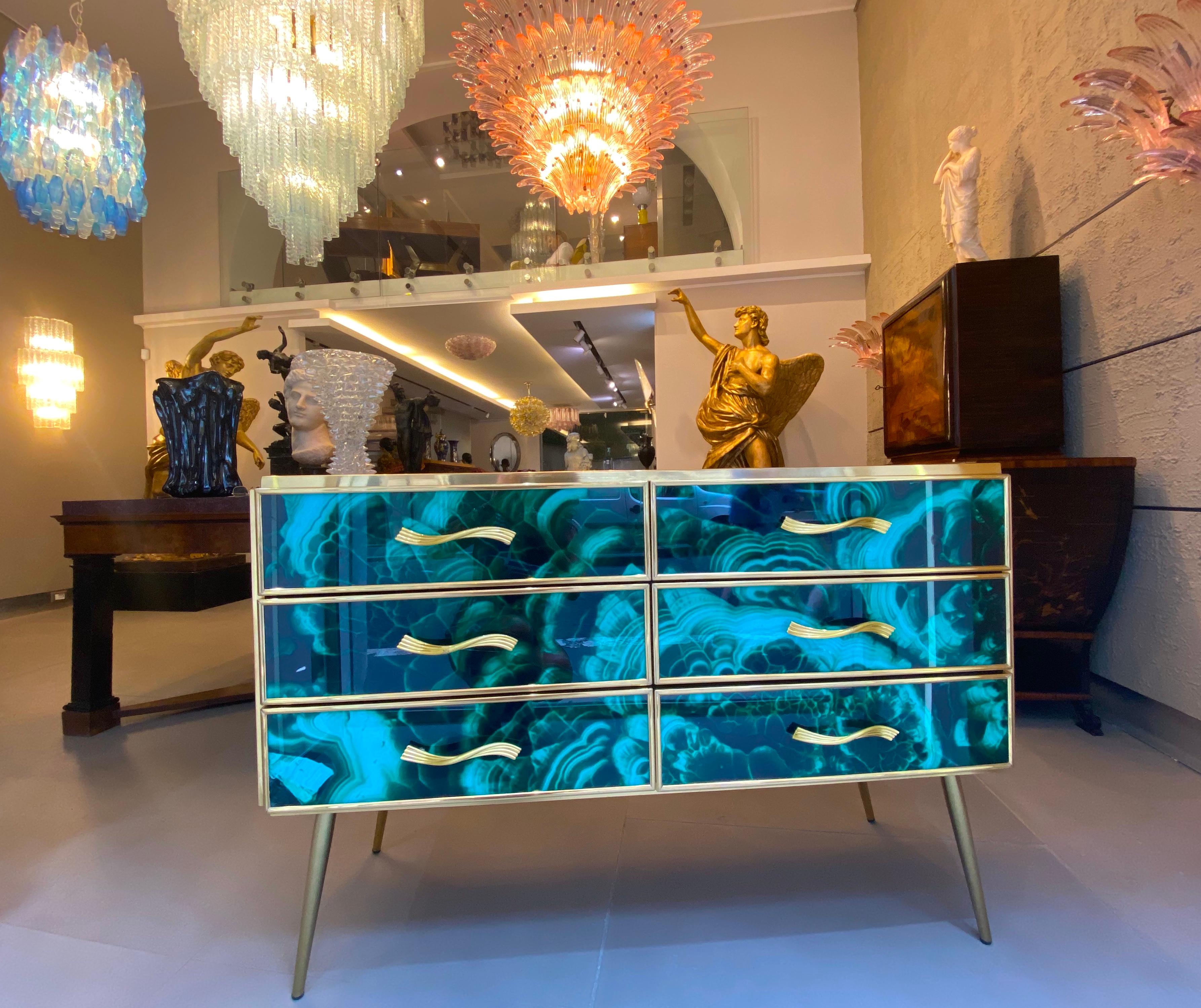 italien Commode de style mi-siècle en laiton et verre de Murano de couleur malachite, 2020 en vente