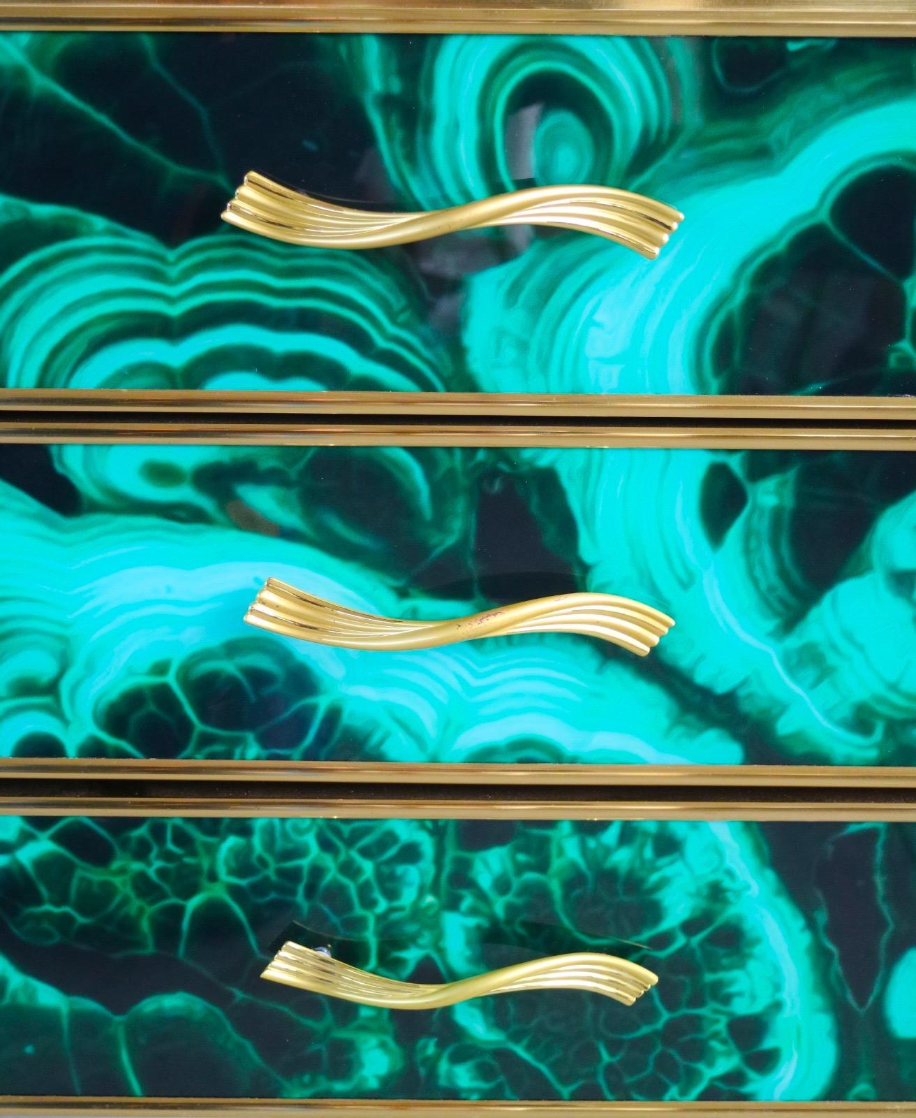 XXIe siècle et contemporain Commode de style mi-siècle en laiton et verre de Murano de couleur malachite, 2020 en vente