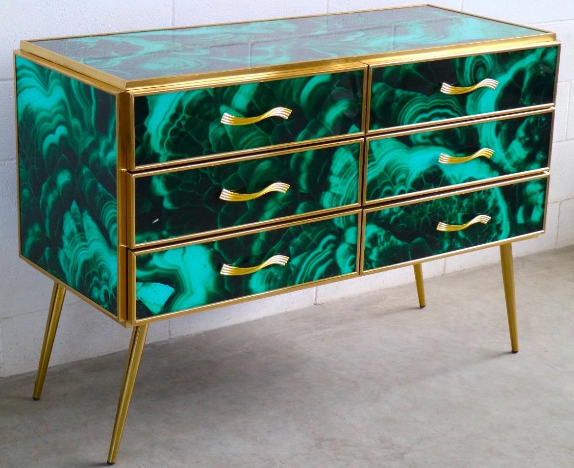 Verre Commode de style mi-siècle en laiton et verre de Murano de couleur malachite, 2020 en vente