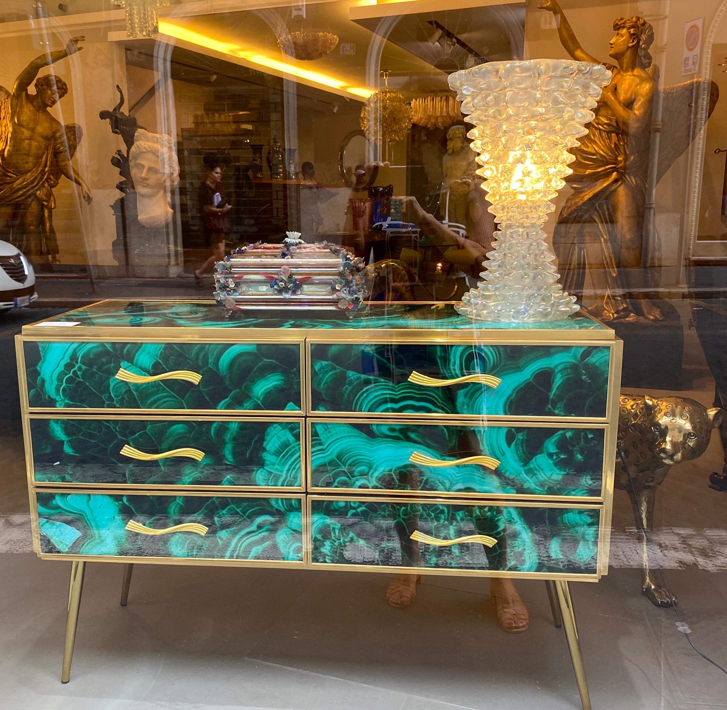 XXIe siècle et contemporain Commode de style mi-siècle en laiton et verre de Murano de couleur malachite, 2020 en vente