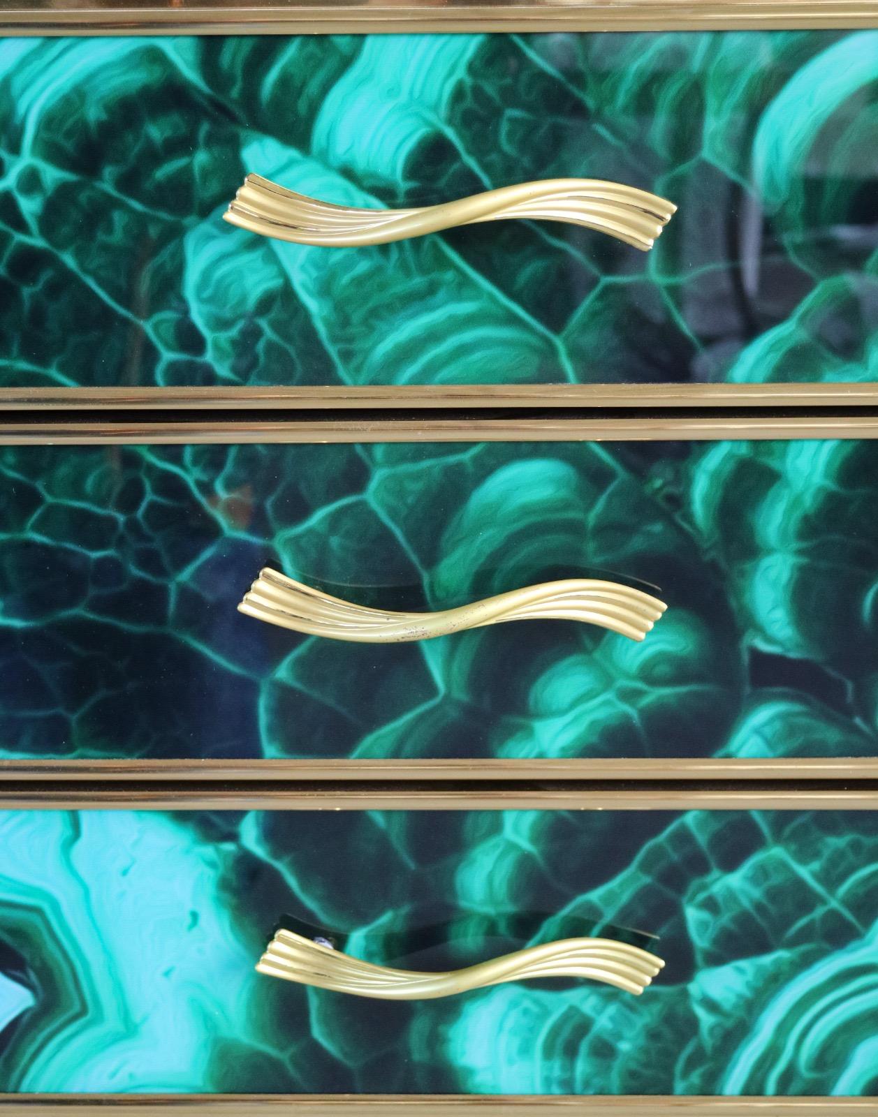Commode de style mi-siècle en laiton et verre de Murano de couleur malachite, 2020 en vente 1