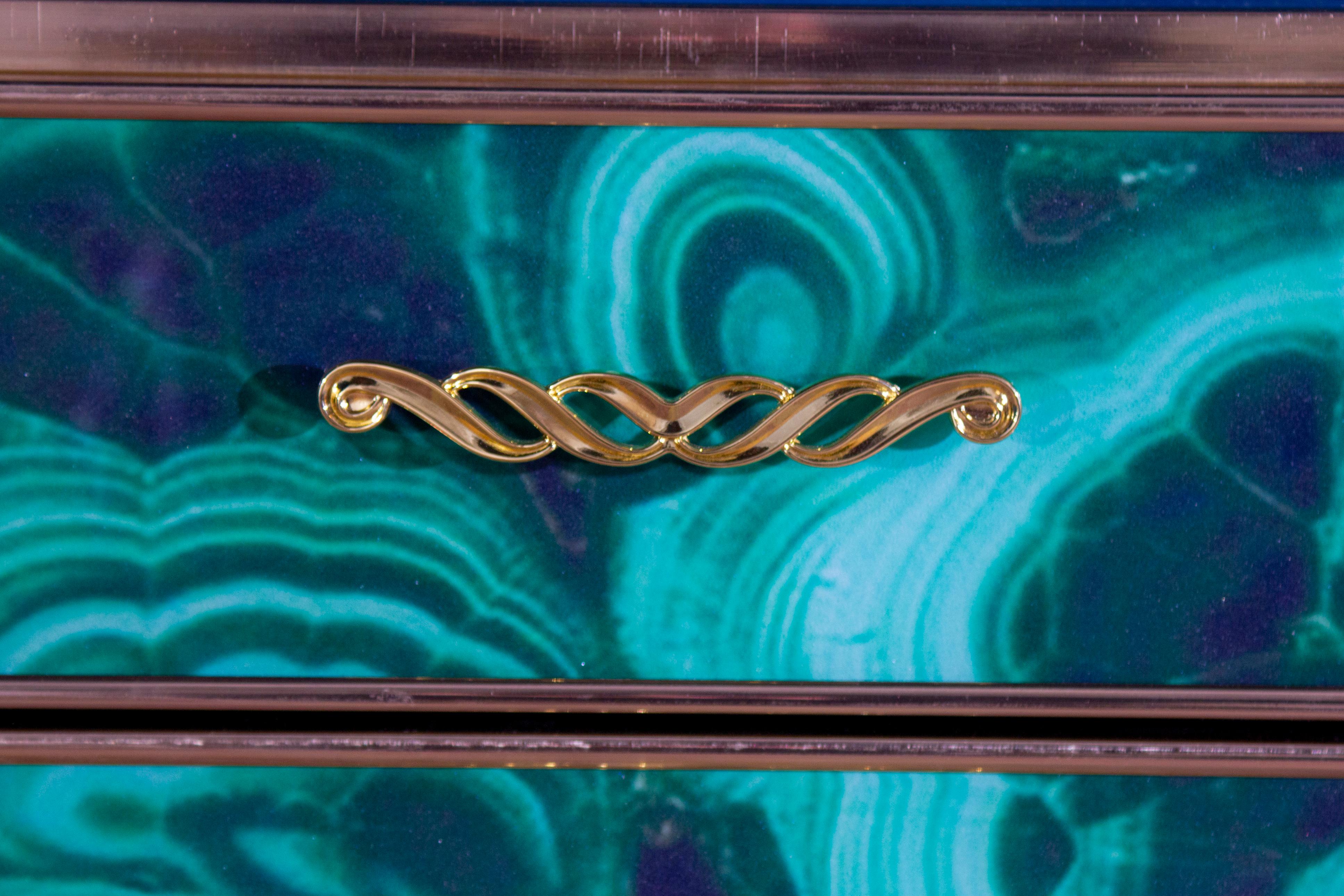 Commode in ottone e vetro di Murano color malachite in stile Midcentury, 2020 in vendita 1